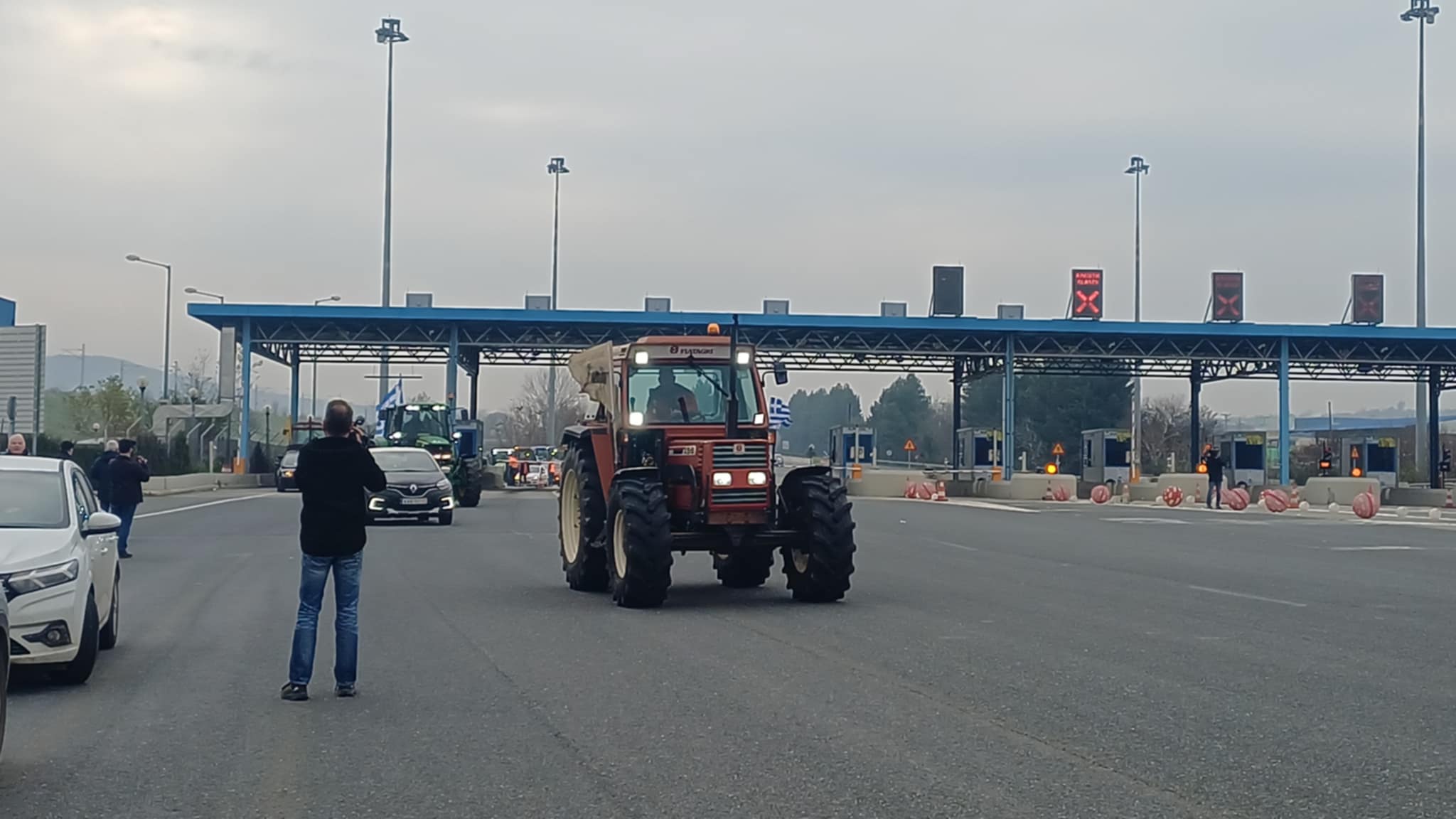 «Έκοψαν την Ελλάδα στα δύο»οι αγρότες που απέκλεισαν το μεσημέρι τις σήραγγες των Τεμπών (ΦΩΤΟ+video)