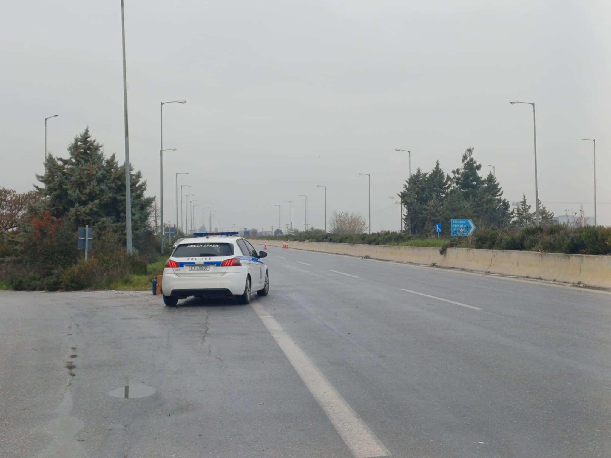 Κόντρα αστυνομίας αγροτών στο μπλόκο Νίκαιας για την ασφαλεια στη διέλευση των οχημάτων (ΦΩΤΟ)