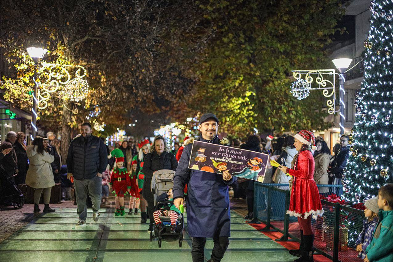 Βελεστίνο: Πλήθος κόσμου συμμετείχε στη μεγάλη χριστουγεννιάτικη παρέλαση