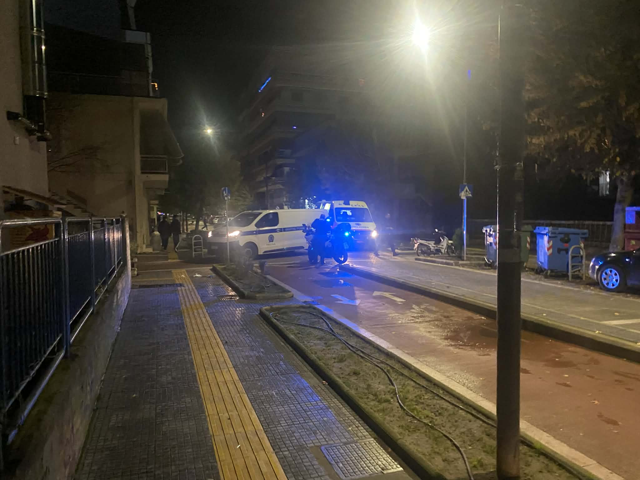 Λάρισα: Τραυματίστηκε  νεαρός με πατίνι στο κεφάλι έπειτα από σύγκρουση με μηχανάκι στην Ιουστινιανού (ΦΩΤΟ)