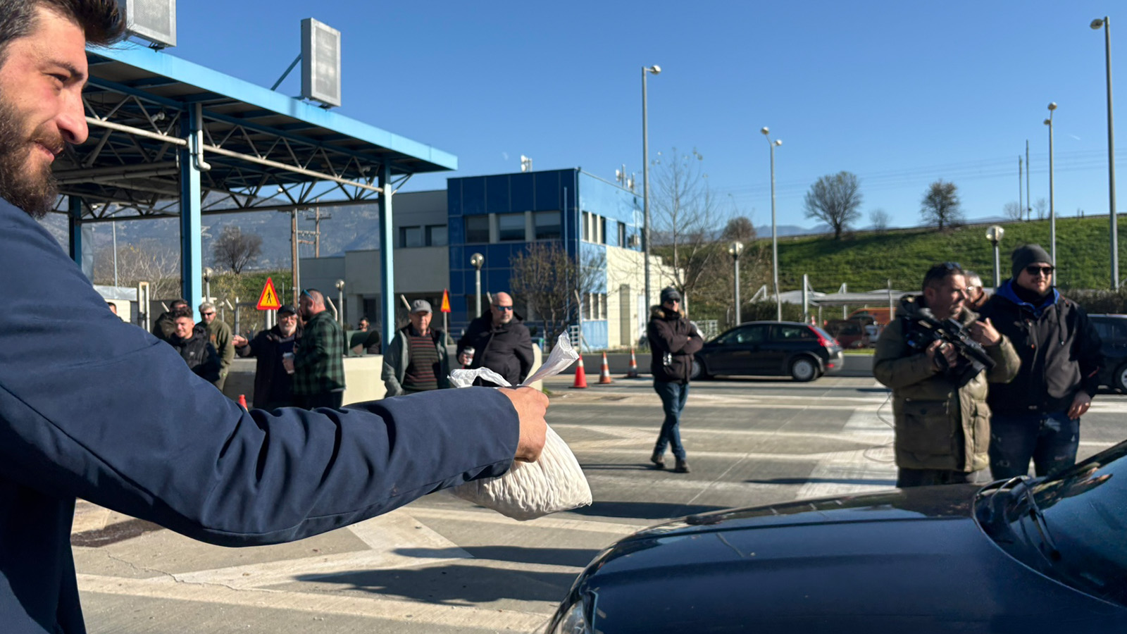 Άνοιξαν τις μπα΄ρες στα διόδια του Μακρυχωρίου και των Σοφάδων αγρότες από τα μπλόκα Νίκαιας και Ε-65 (ΦΩΤΟ)