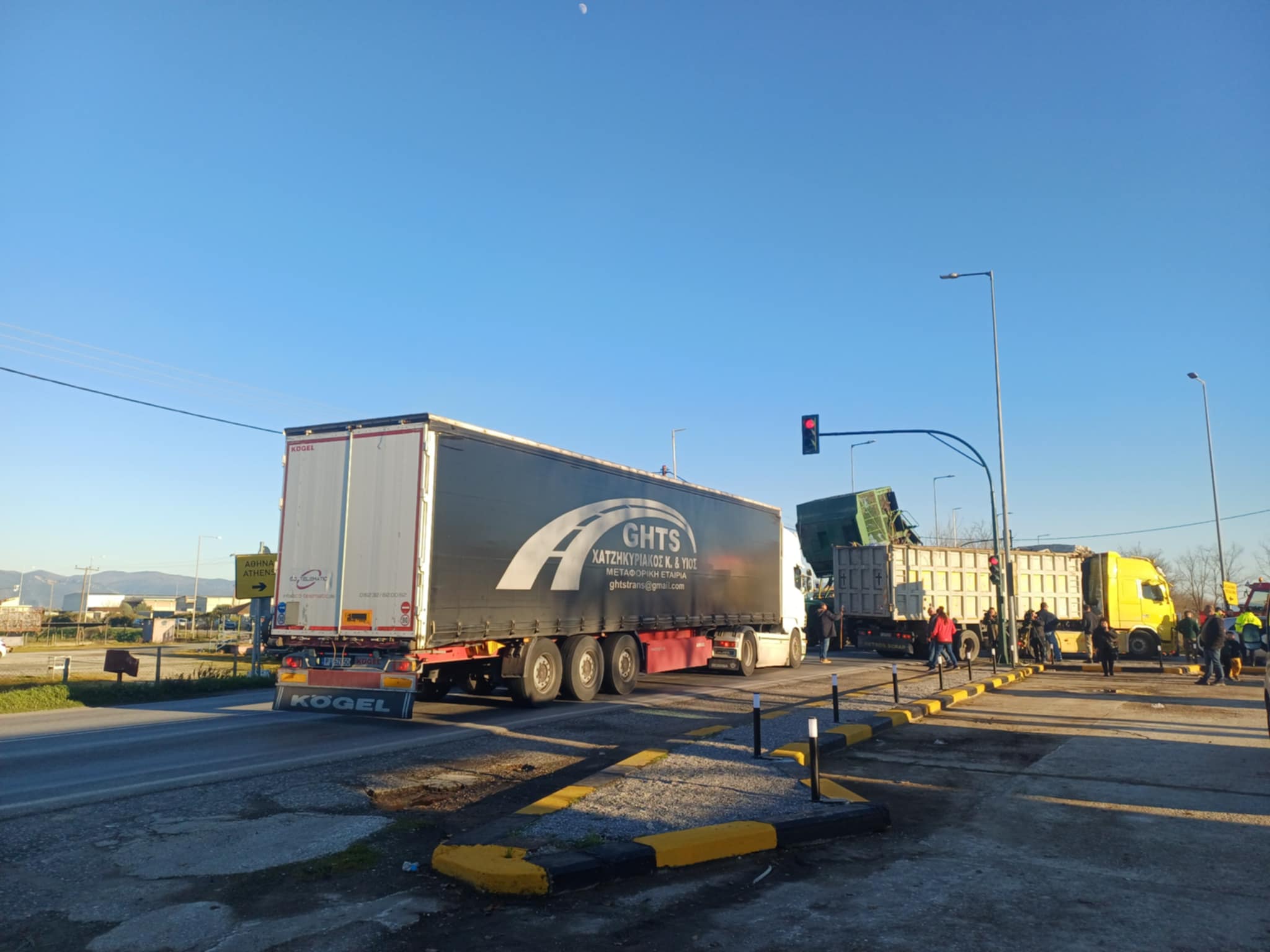 Απε΄κλεισαν την παλιά οδό Λάρισας- Βόλου στο Αχίλλειο οι αγρότες- ουρές από ΙΧ και νταλίκες (ΦΩΤΟ)