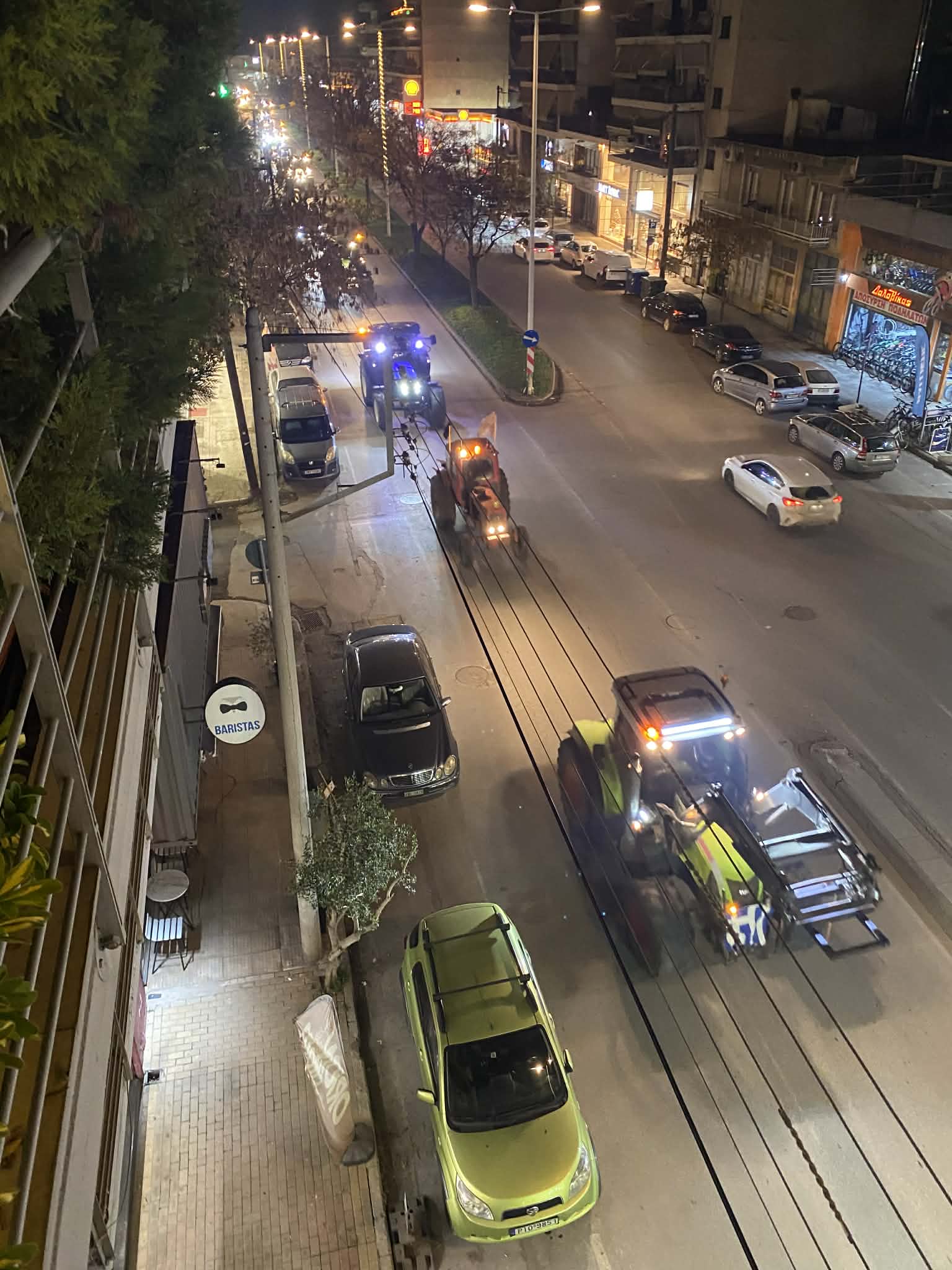 Νέα ...απόβαση τρακτέρ στην κεντρική πλατεία της Λάρισας από το μπλόκο Νίκαιας (ΦΩΤΟ)