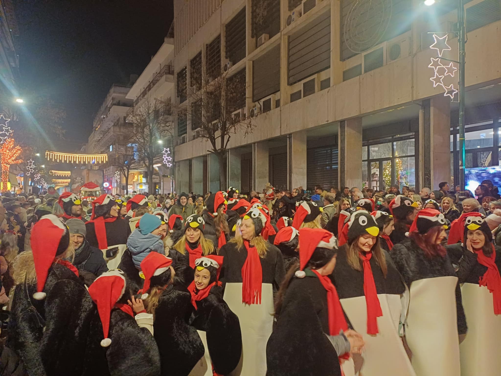 Φαντασμαγορικό θέαμα στη Χριστουγεννιάτικη παρέλαση της Λάρισας (ΦΩΤΟ) -Ζωντανη μετάδοση από Θεσσαλία TV
