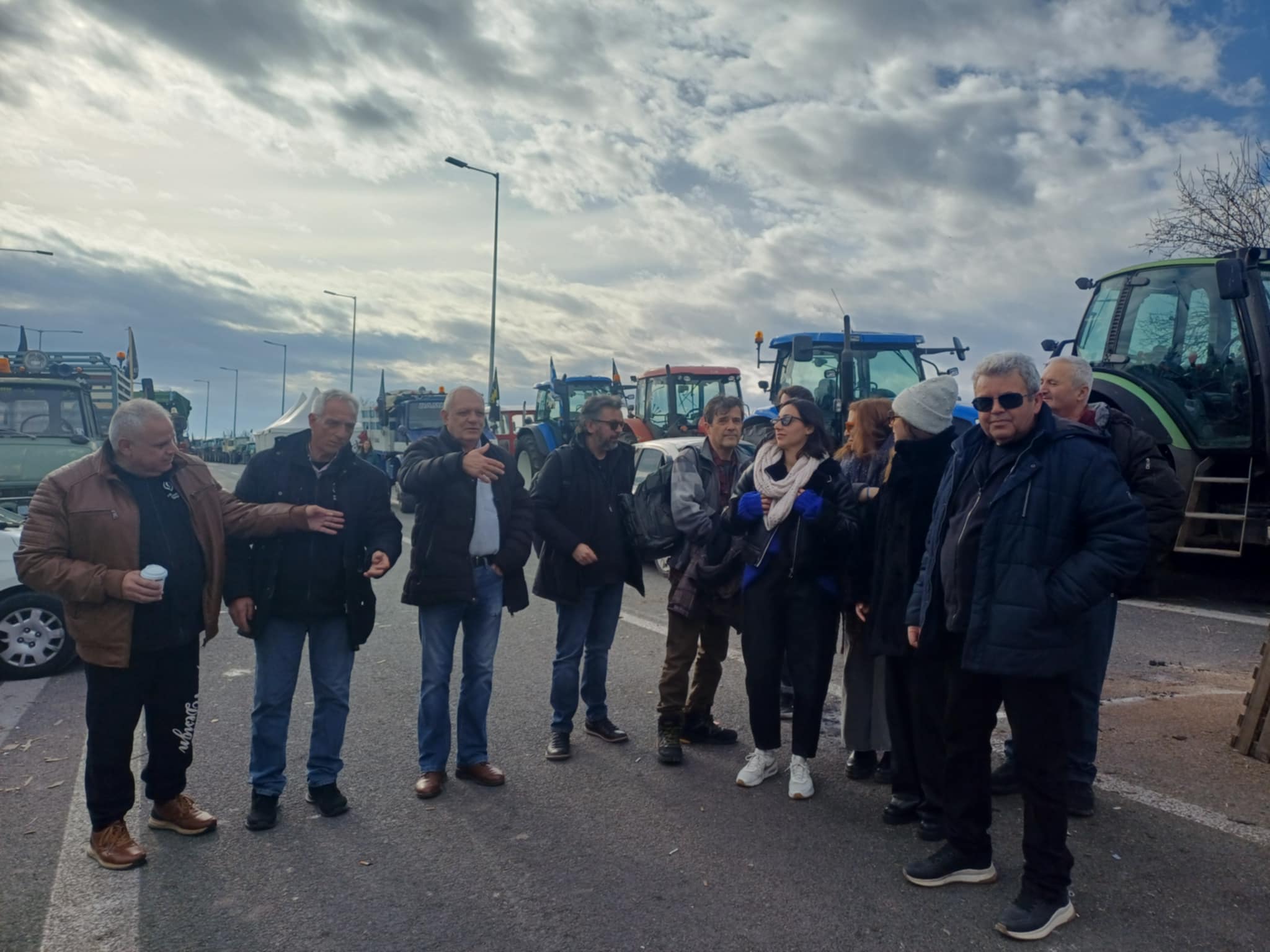 Επίσκεψη συμπαραστασης του Θεσσαλικού Θεάτρου στο μπλόκο της Νίκαιας-ανοικτοί οι δρόμοι για τα Φώτα (ΦΩΤΟ)