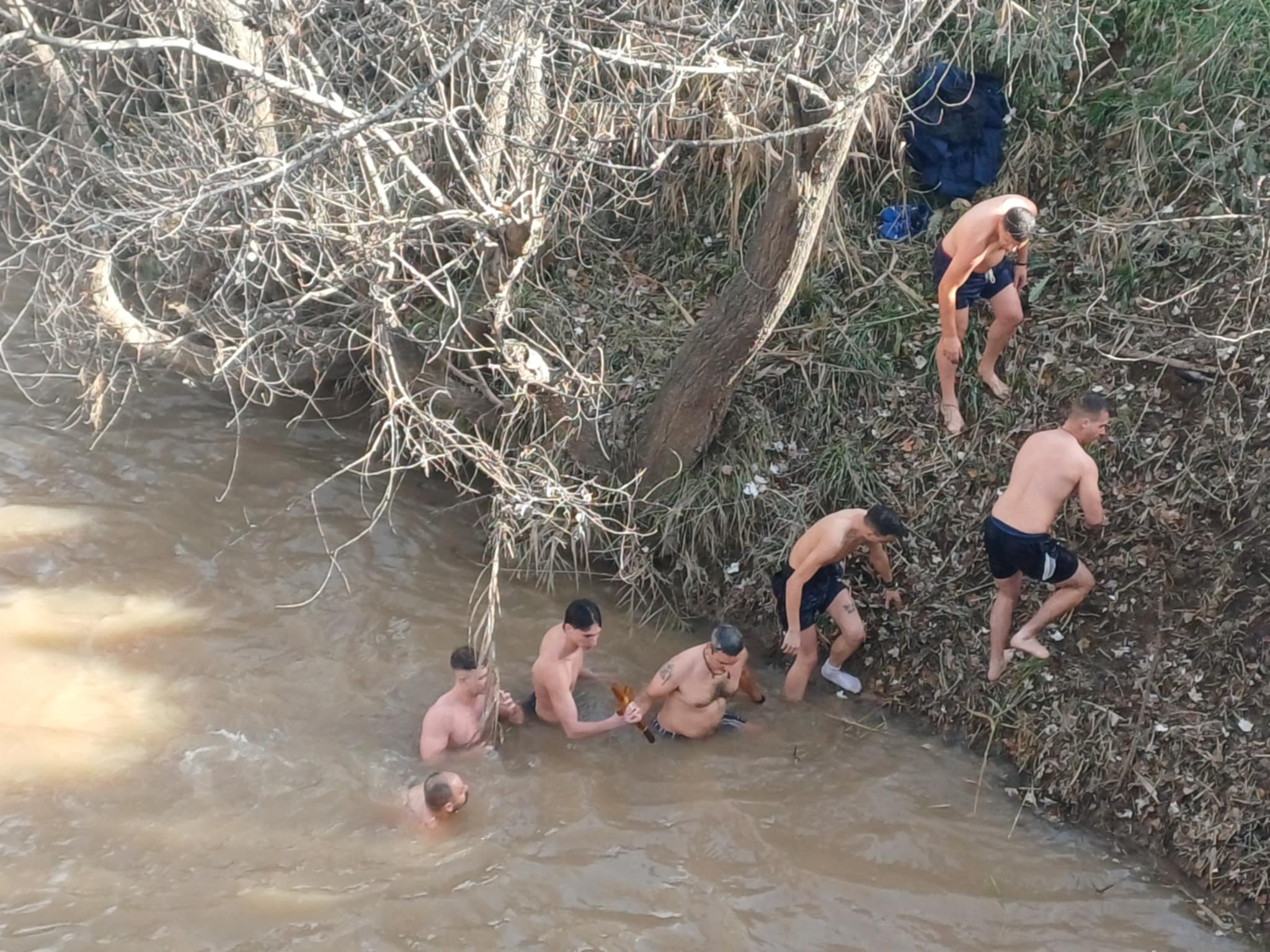 Mε λιακάδα η ρίψη του Σταυρού στον Πηνειό στη Λάρισα- χιλάδες Λαρισαίοι στις όχθες (ΦΩΤΟ+video)
