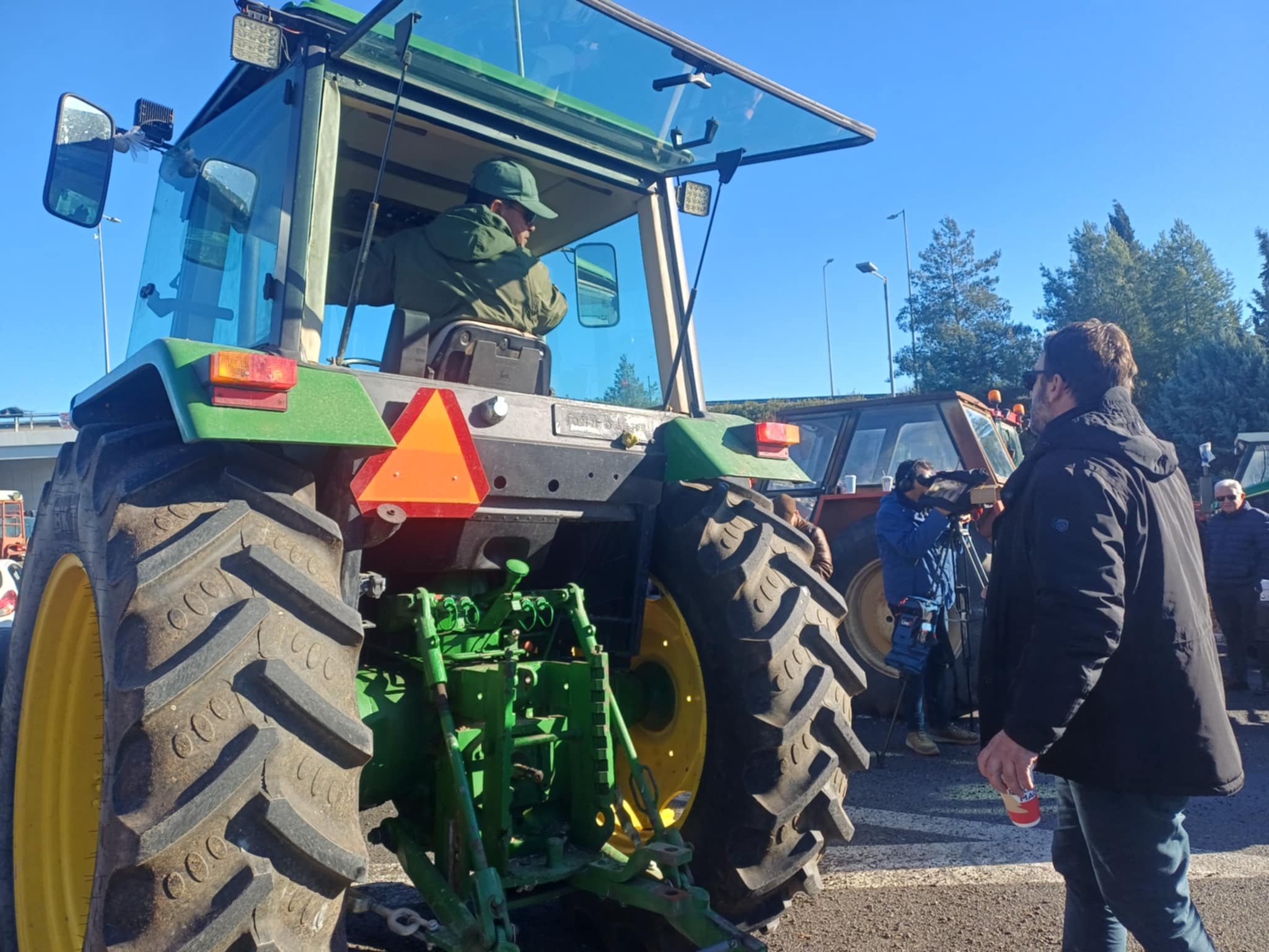 Ξεκίνησαν τα τρακτερ από το μπλόκο Νίκαιας για τον αποκελισμό των σηράγγων στα Τέμπη (ΦΩΤΟ+video)