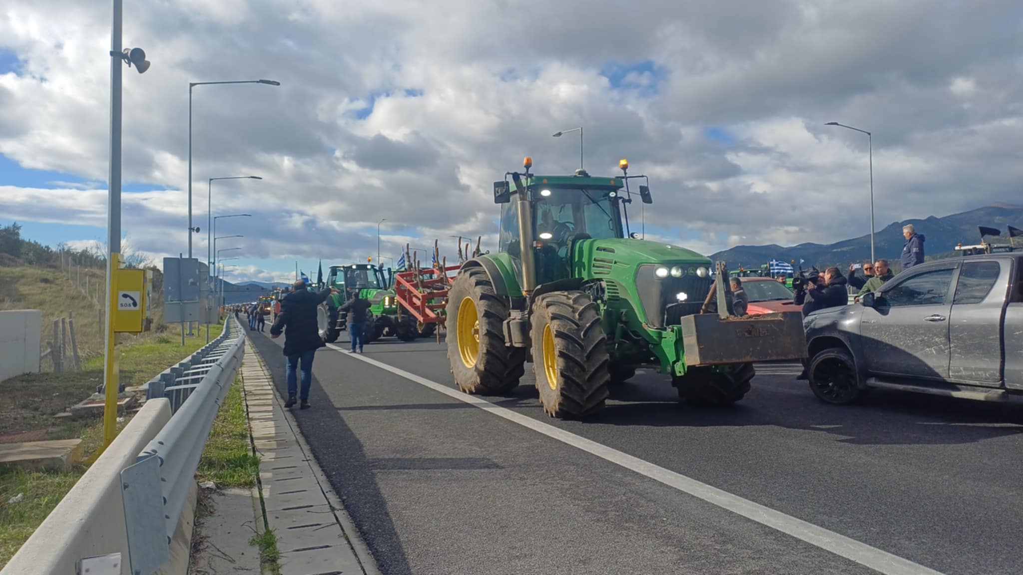 Έκλεισαν τις σήραγγες στα Τέμπη οι αγρότες και καίνε άχυρα στην είσοδο (ΦΩΤΟ+video)