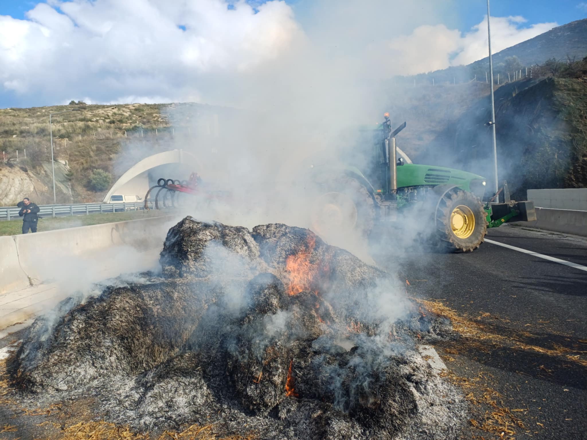 Για 48 ώρες ο αποκλεισμός στα Τέμπη -θα ανάψουν φωτιές τη νύχτα- επιμένουν για συνάντηση με τον πρωθυπουργό (ΦΩΤΟ+ video)