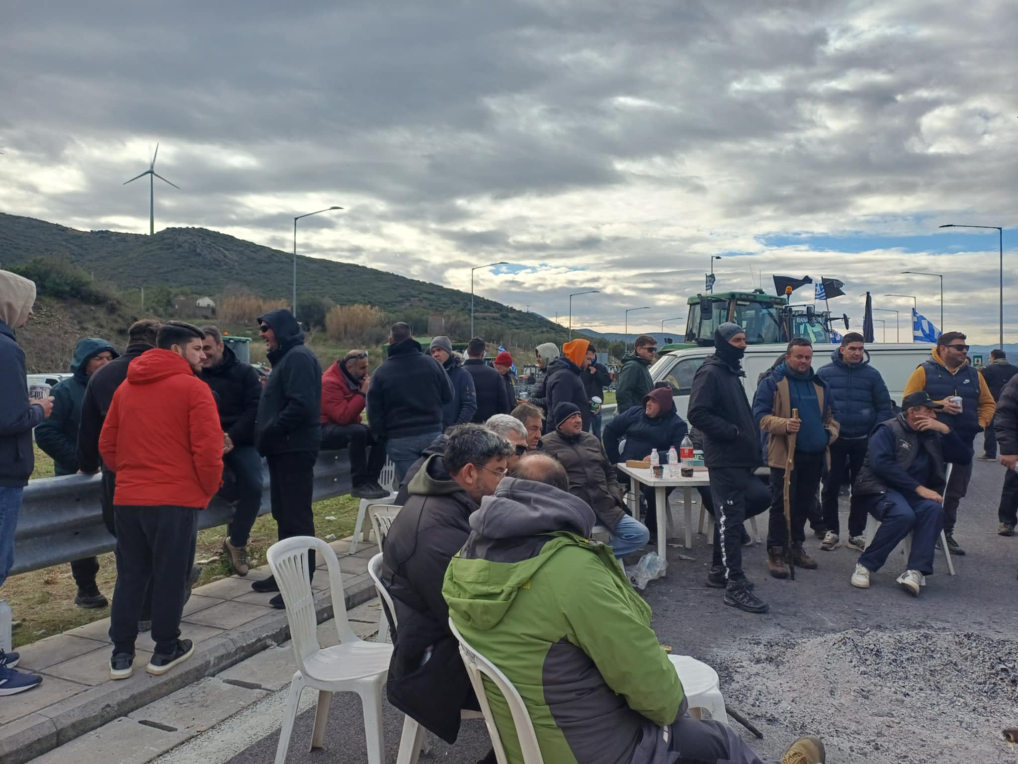 Ετοιμάζονται να αποχωρήσουν από τα Τέμπη οι αγρότες του μπλόκου της Νίκαιας-ξενύχτησαν ανάβοντας φωτιές για το κρύο