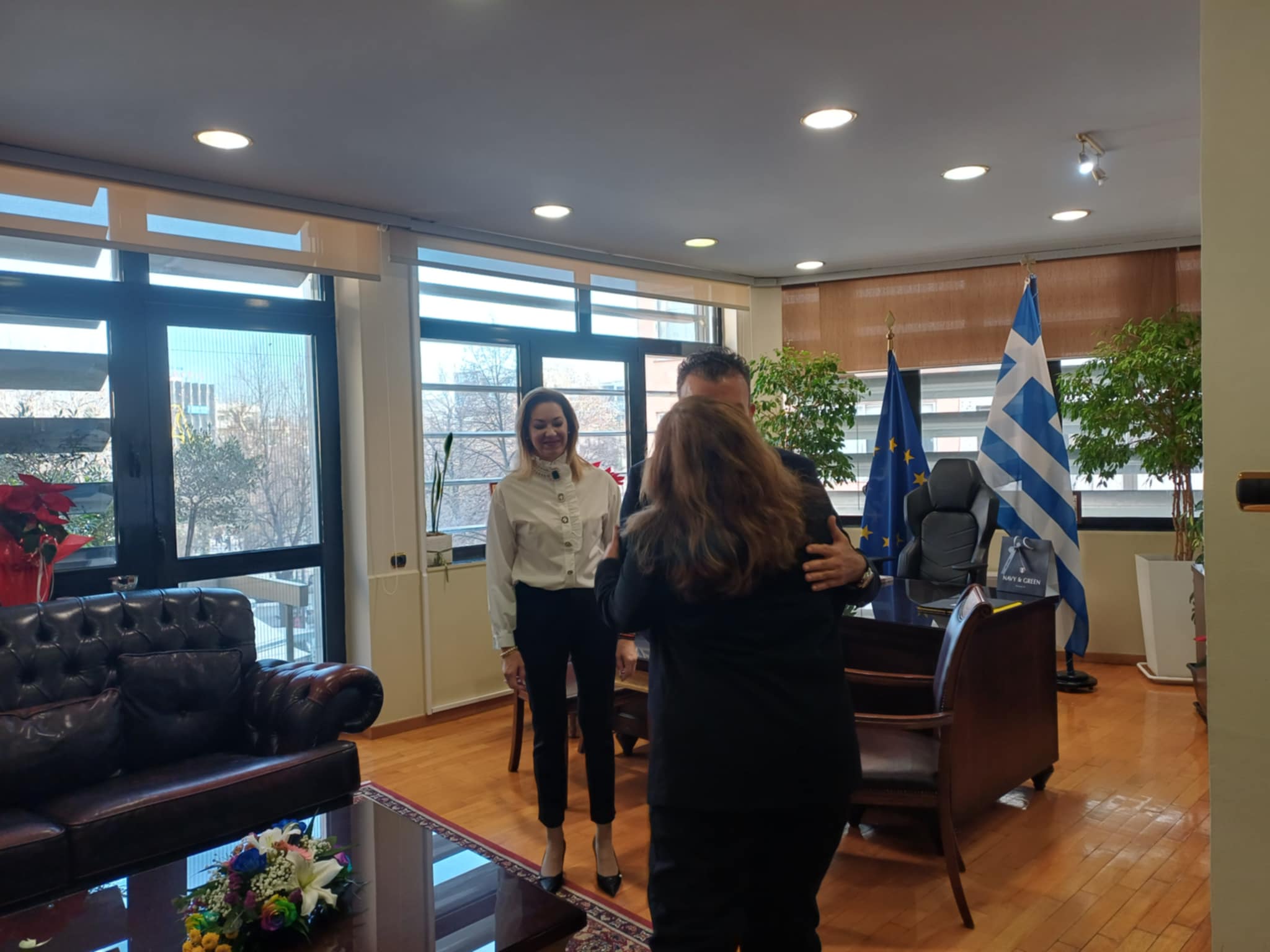 Γέμισε από κόσμο και ευχές το γραφείο του δημάρχου Θανάση Μαμάκου για την ονομαστική του εορτή (ΦΩΤΟ)