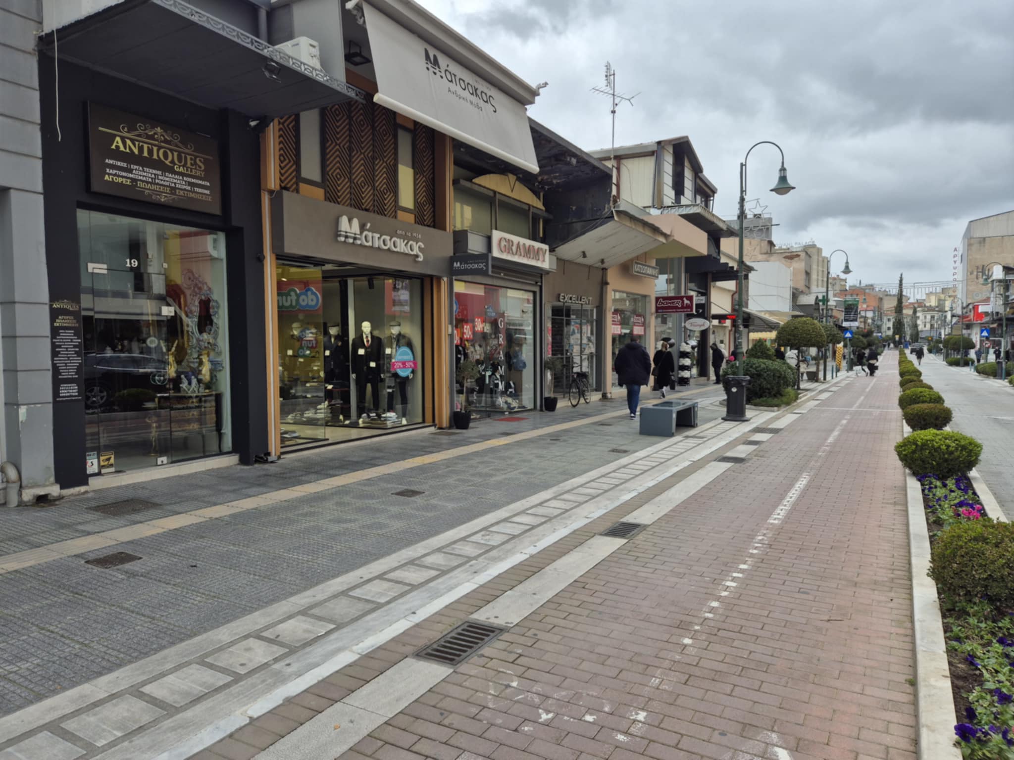 Ανοιχτα΄σήμερα Κυριακή τα μαγαζιά στη Λάρισα, αλλά περιορισμένη η κίνηση λόγω κρύου (ΦΩΤΟ)