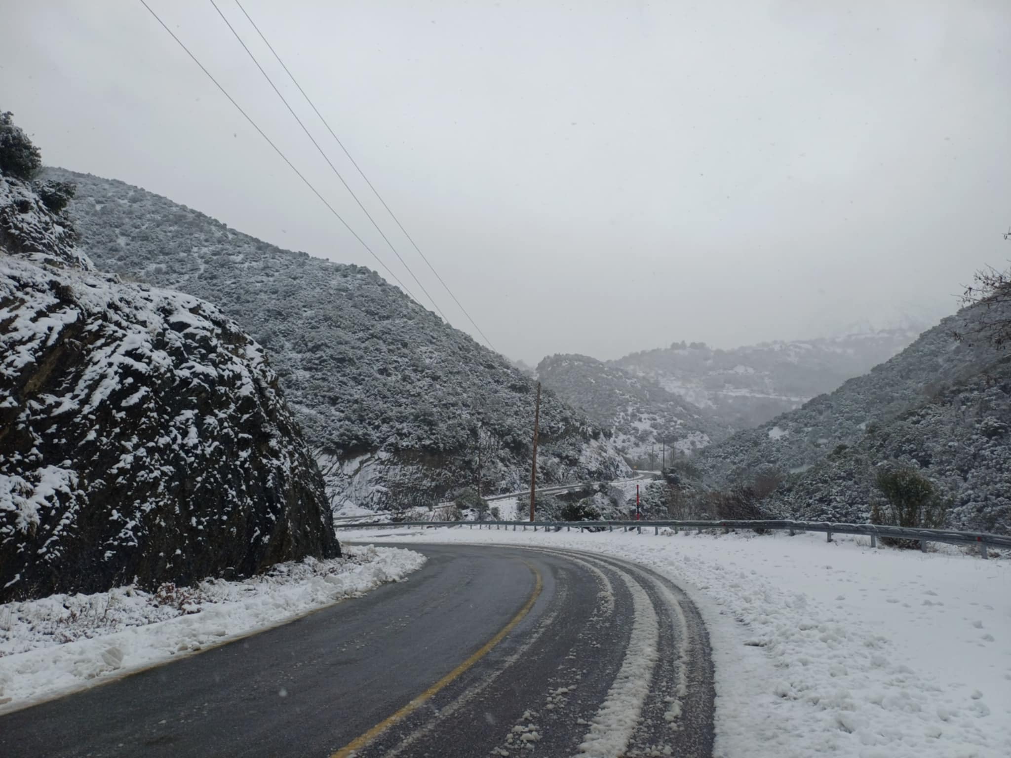 Στα λευκά τα ορεινά χωριά του Κισσάβου- η Θεσσαλία τηλεόραση στη Σπηλιά -με 40 πόντους χιόνιi(ΦΩΤΟ)