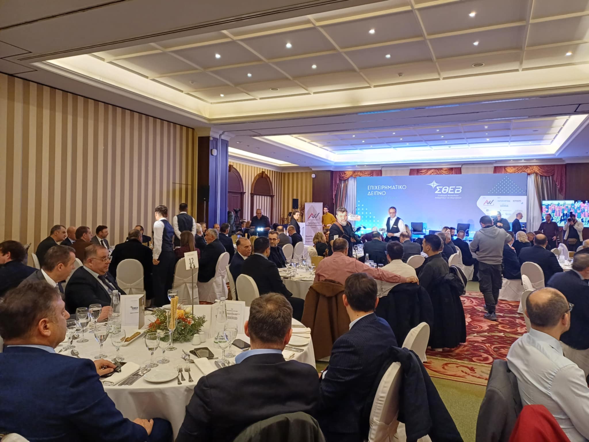 Στουρνάρας στο δείπνο του ΣΘΕΒ: Η ελληνική οικονομία βαδίζει στο σωστό δρόμο σε ένα χαοτικό διεθνές περιβάλλον