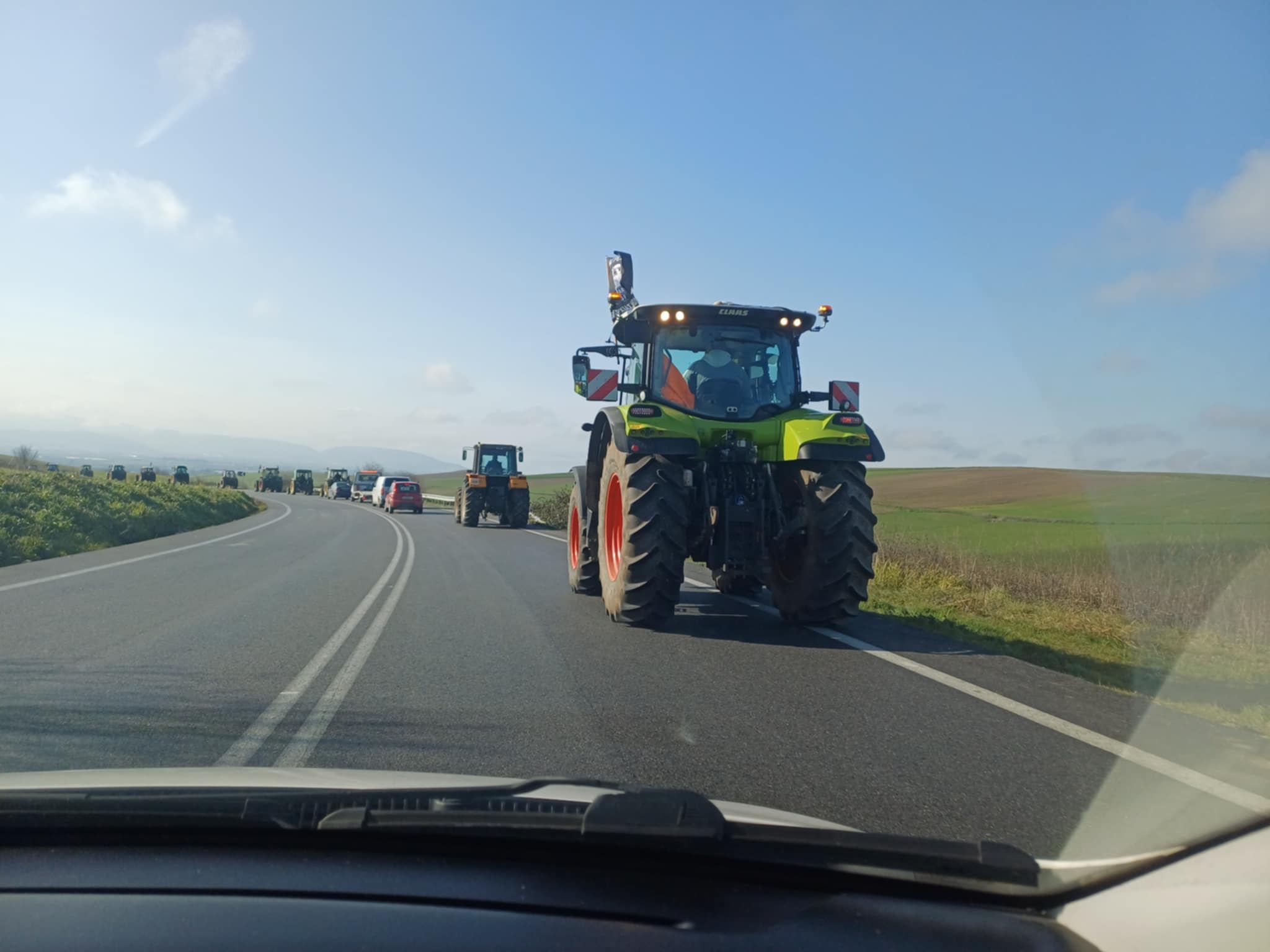 Σε ένα μεγάλο κομβόϊ επιστρέφουν τα τρακτερ των Φαρσάλων από το μπλόκο της Νίκαιας (ΦΩΤΟ)