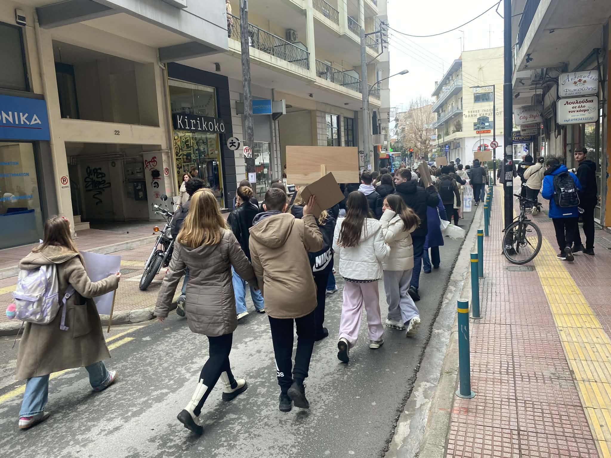 Διαμαρτυρία μετά μουσικής από το Μουσικό σχολείο Λάρισας (ΦΩΤΟ+βίντεο)