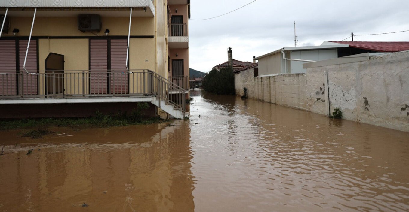 Πλημμύρισαν σπίτια από την κακοκαιρία στον Αγιόκαμπο Λάρισας -«Έριξε περισσότερο νερό απ- ό,τι στον Ντάνιελ» λέει o δήμαρχος
