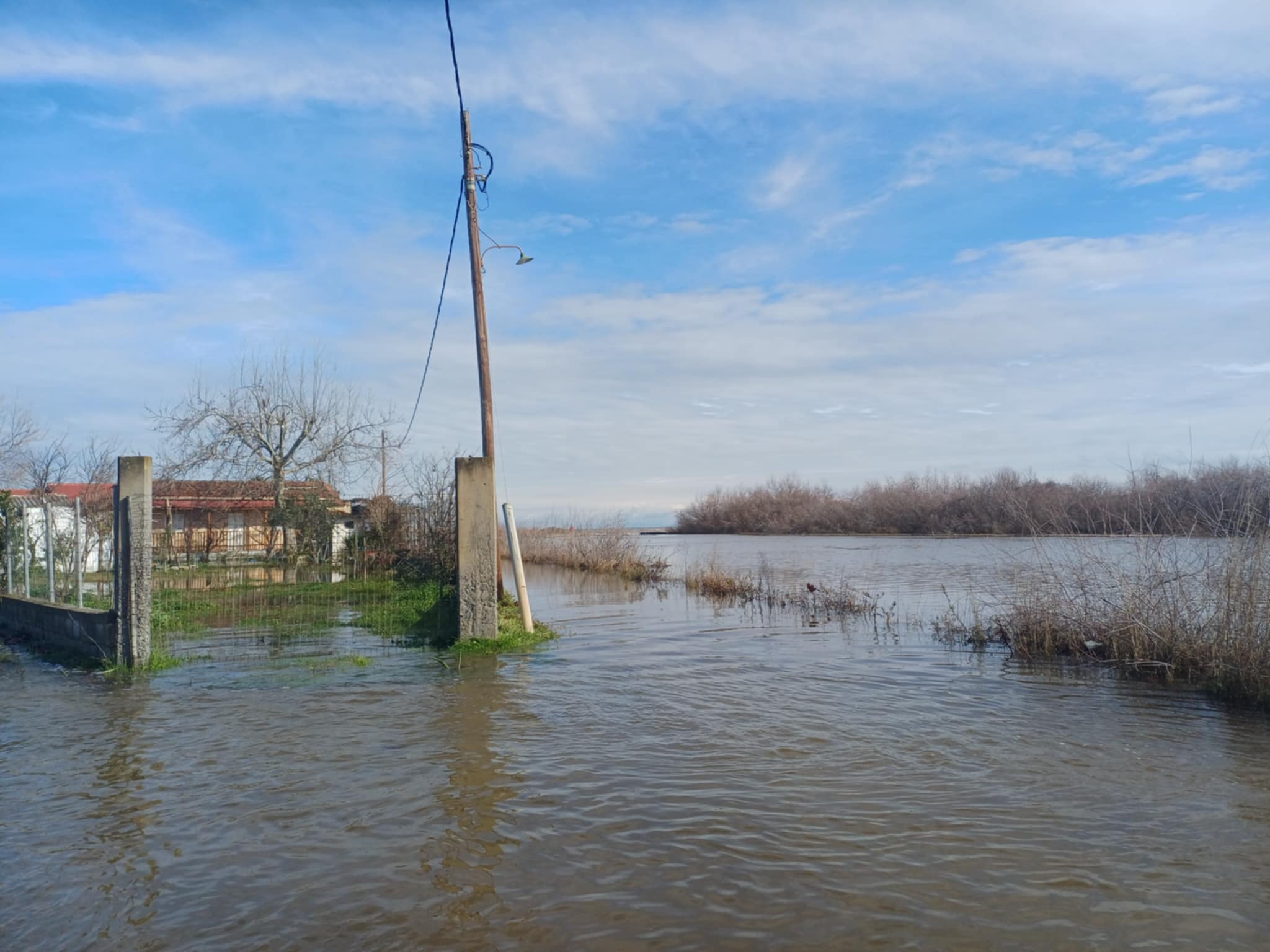 Θ΄-αλασσα και στεριά έγινα ένα στα παράλια του Δήμου Τεμπών από τη χθεσινή καταιγίδα (ΦΩΤΟ+video)