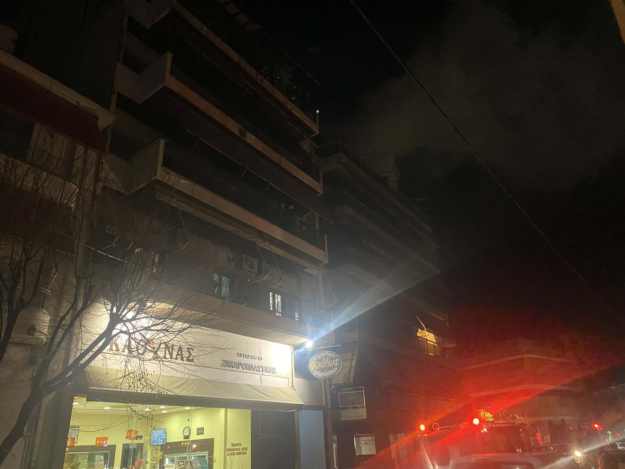 Συναγερμός στη Λάρισα για πυρκαγιά σε διαμέρισμα 6ου ορόφου- μεγάλη κινητοποίηση της Πυροσβεστικής (ΦΩΤΟ)
