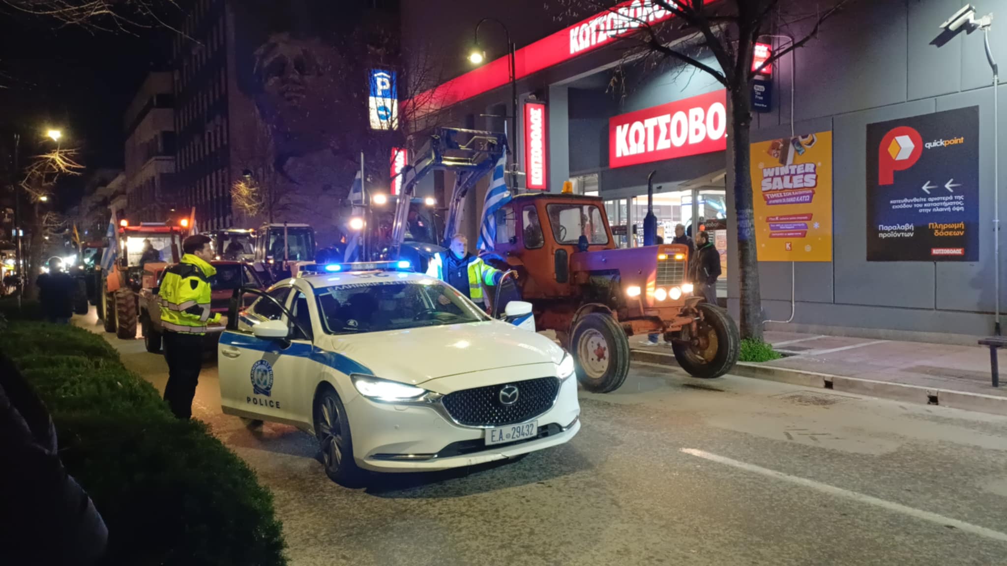 Ξεσήκωσαν το κέντρο της Λάρισας τα τρακτερ των αγροτών- προέρτια για το συλλαλητήριο της Παρτασκευής στην Αθήνα (ΦΩΤΟ+video)