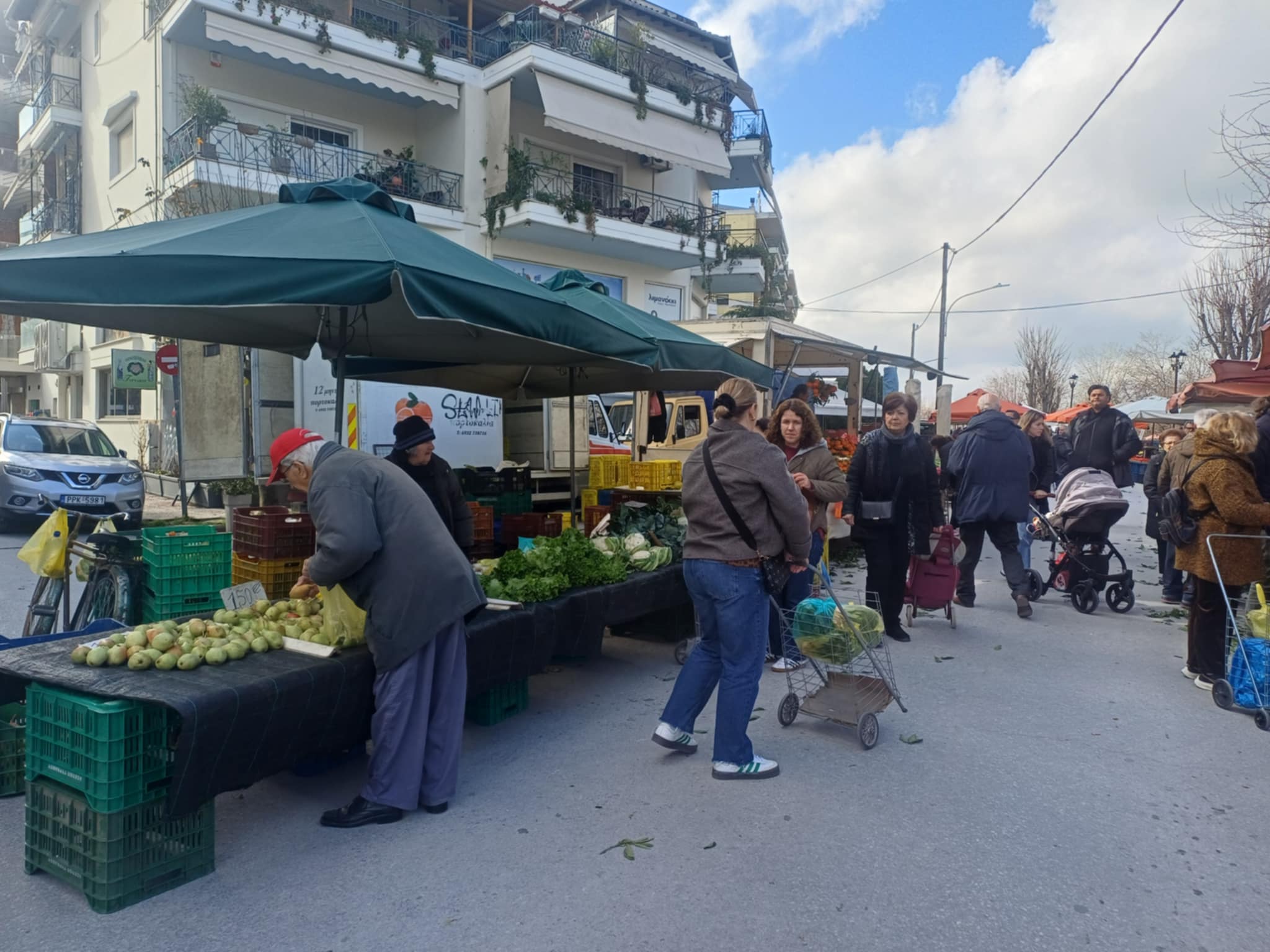 Υποτονική η κίνηση στη Λαϊκή της Τετάρτης στη Λάρισα-ο κόσμος αγοράζει μόνο τα απαραίτητα (ΦΩΤΟ)