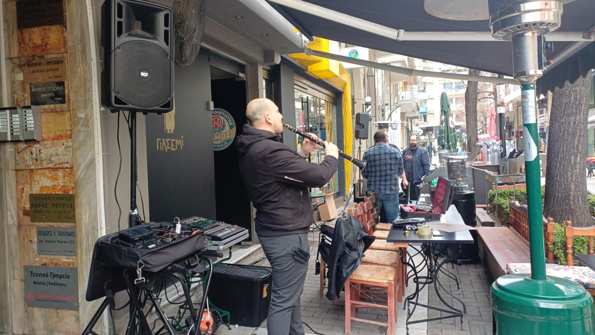 Το τσικνίζουν οι Λαρισαίοι με τους ήχους κλαρίνων- πήραν φωτιά οι ψησταριές(ΦΩΤΟ+video)