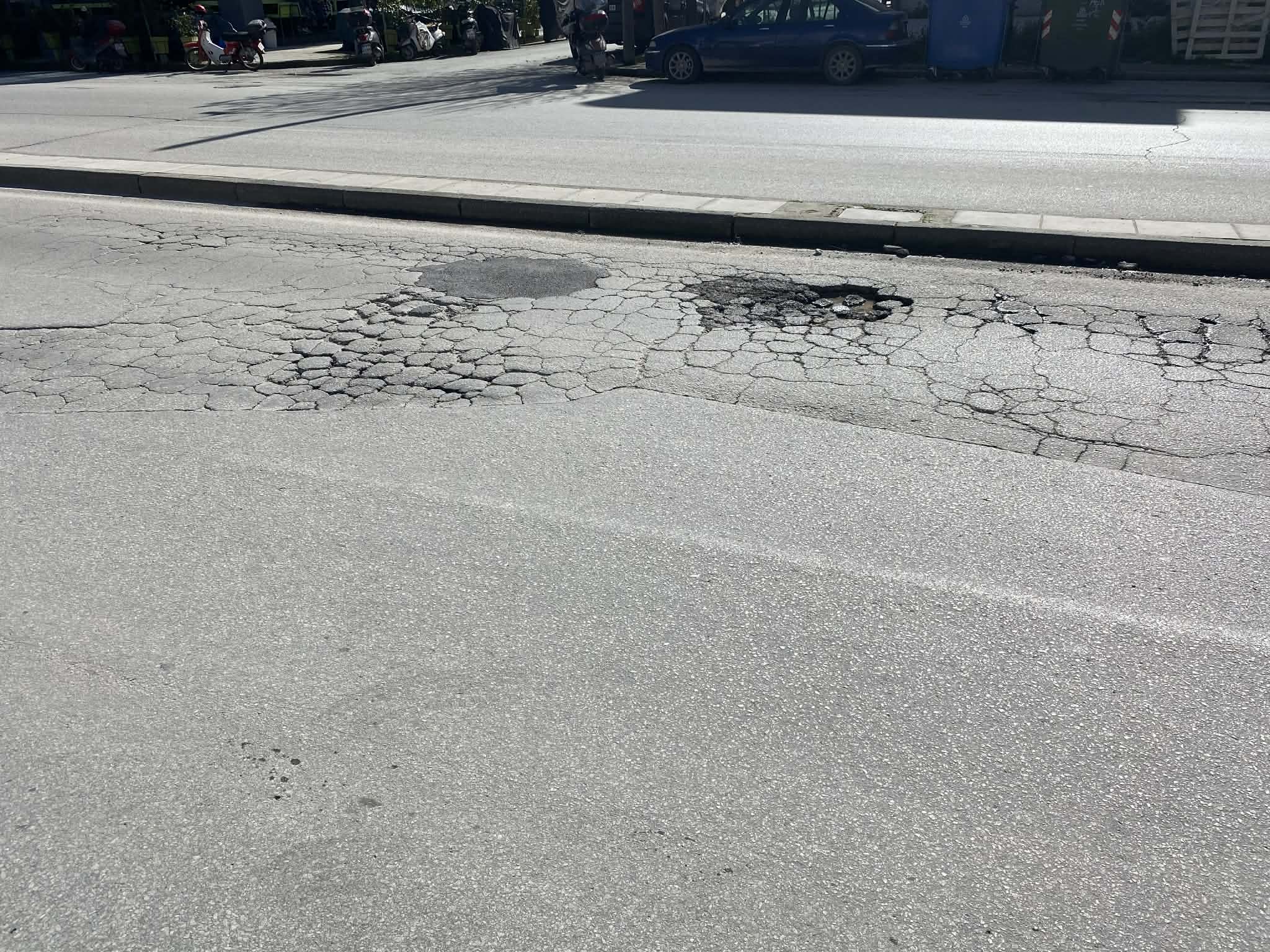 Επικίνδυνες λακούβες άνοιξαν από τις βροχές στην Ηρώων Πολυτεχνείου απέννατι από το 5ο Λύκειο (ΦΩΤΟ)