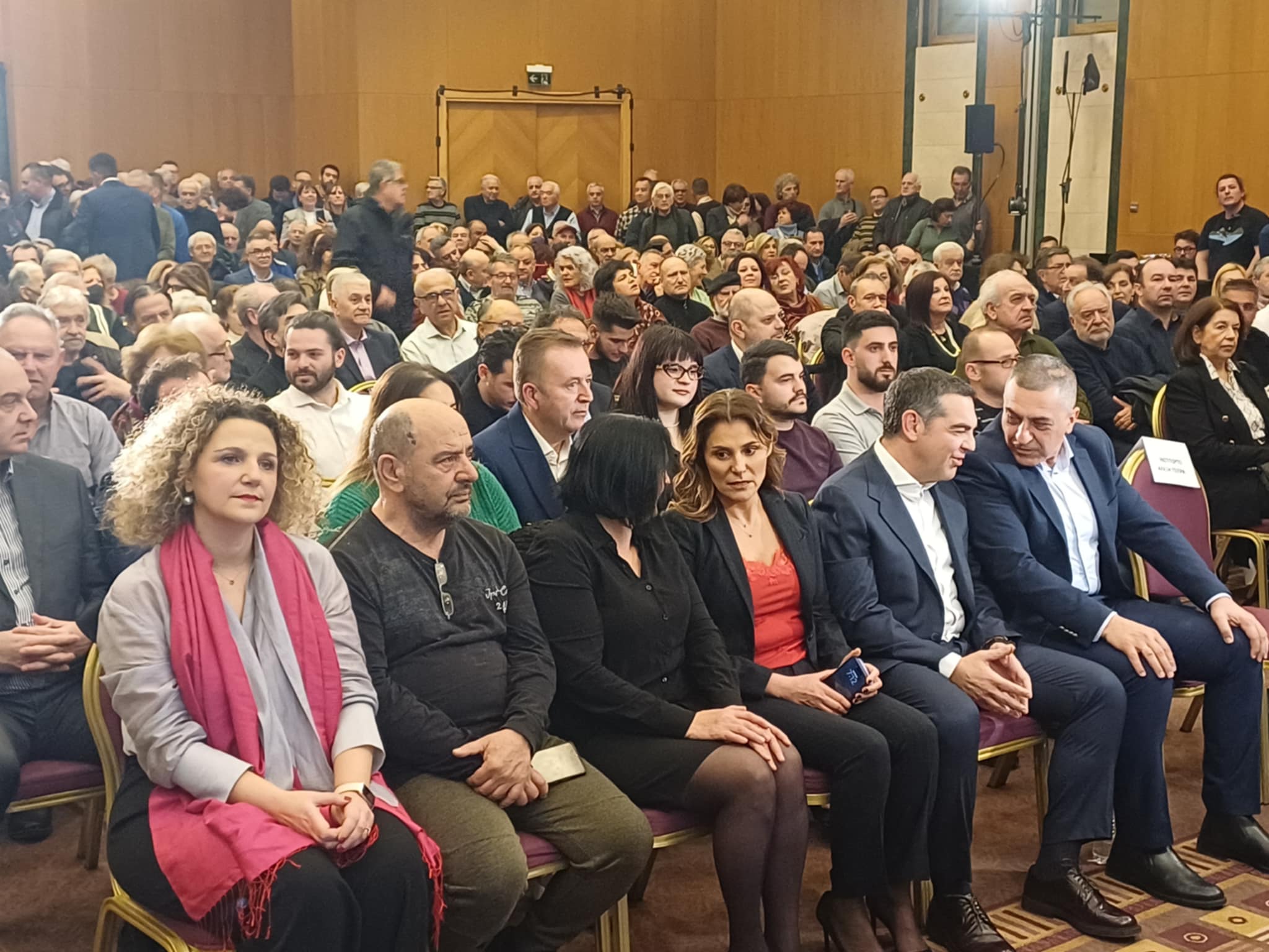 Πλήθος κόσμου για την «Ιθάκη» του Αλέξη Τσίπρα στη Λάρισα- δείτε live την εκδήλωση