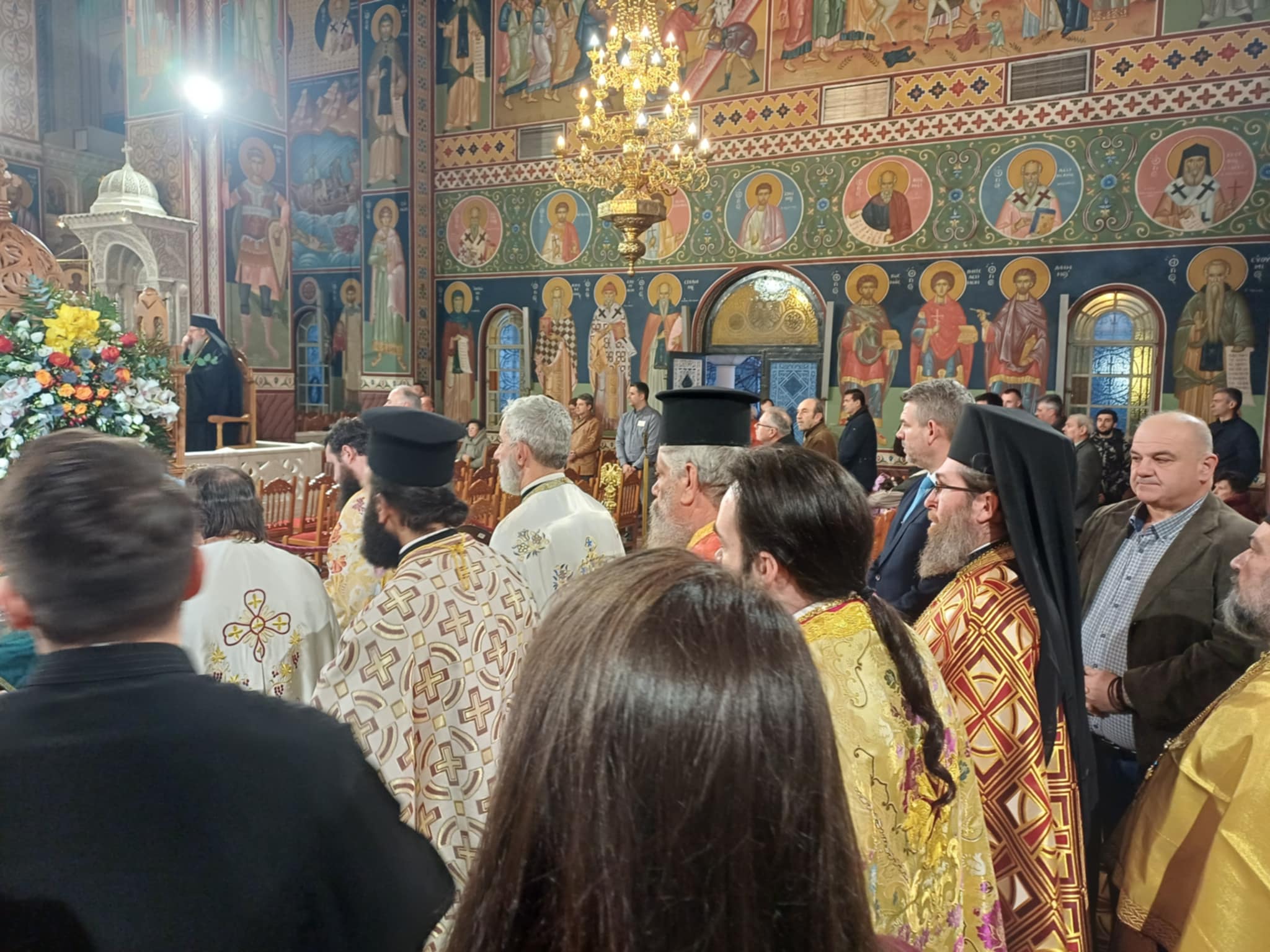 Πλήθος πιστών στην υποδοχή της Τίμιας Χείρας του Βασιλείου στον Άγιο Αχίλλιο (ΦΩΤΟ+video)