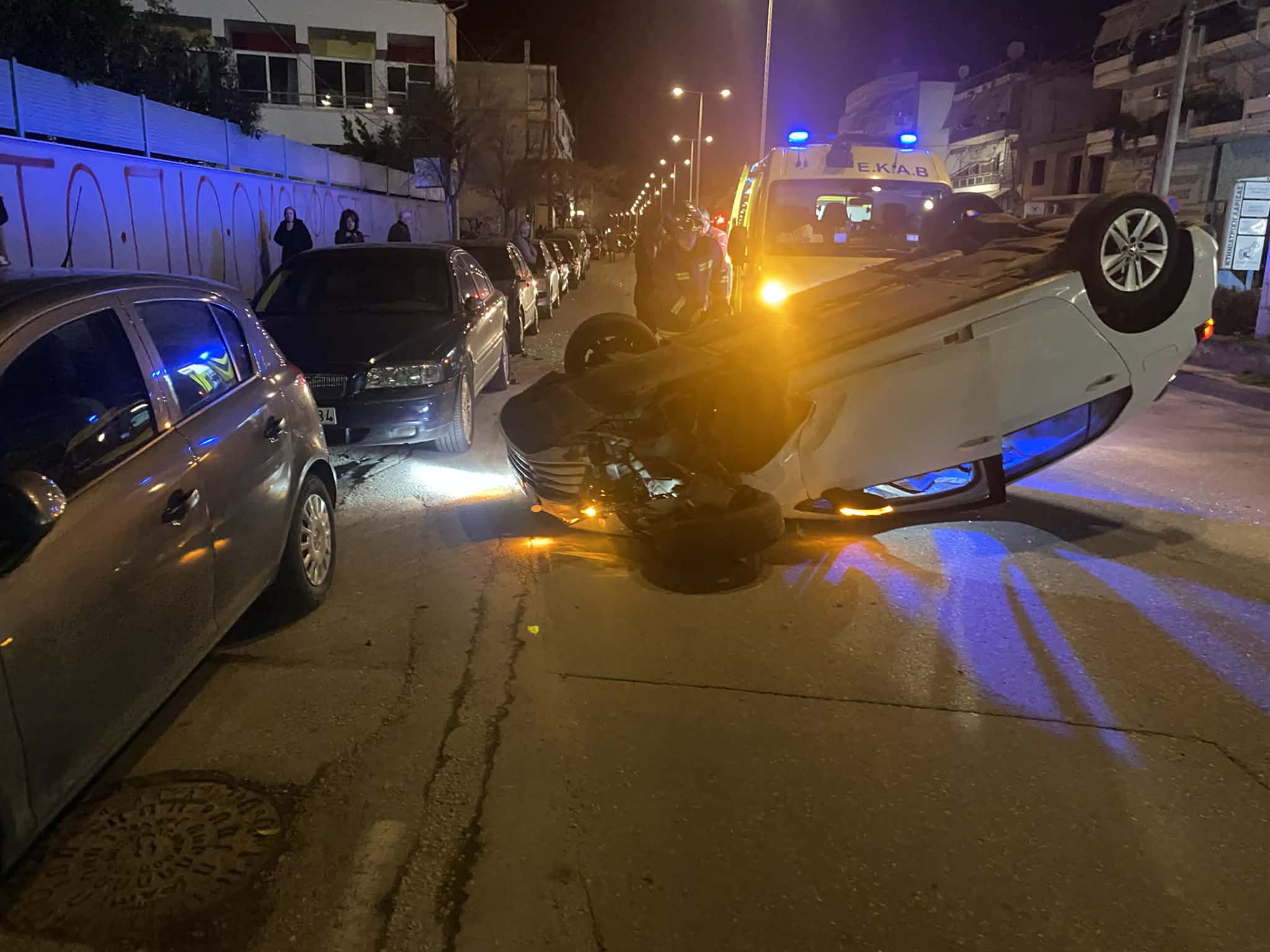 Θεαματικό τροχαίο στη Λάρισα- αναποδογύρισε ΙΧ έπειτα από σύγκρουση με άλλο και σερνόταν με τον ουρανό (ΦΩΤΟ)