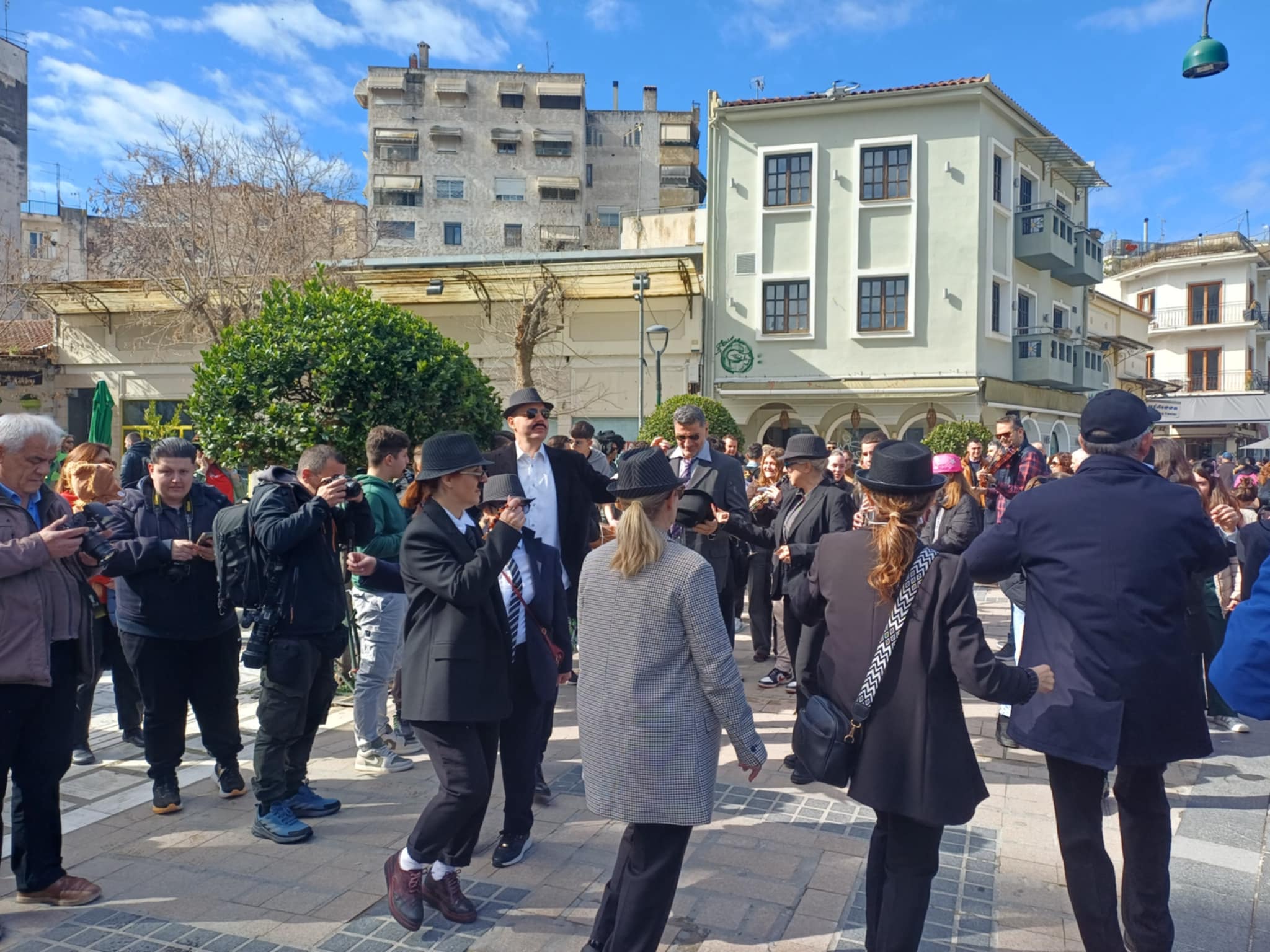 Ξεφαντώνει η Λάρισα στο κέντρο με τα μπουλούκια που ξεκίνησαν από το αρχαίο Θέατρο (ΦΩΤΟ+video)