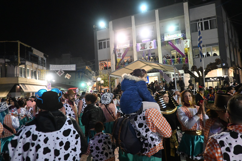 Φαντασμαγορική και ευρηματική με καυστικό χιούμορ η μεγαλη καρναβαλική παρέλαση στον Τύρβναβο (ΦΩΤΟ)