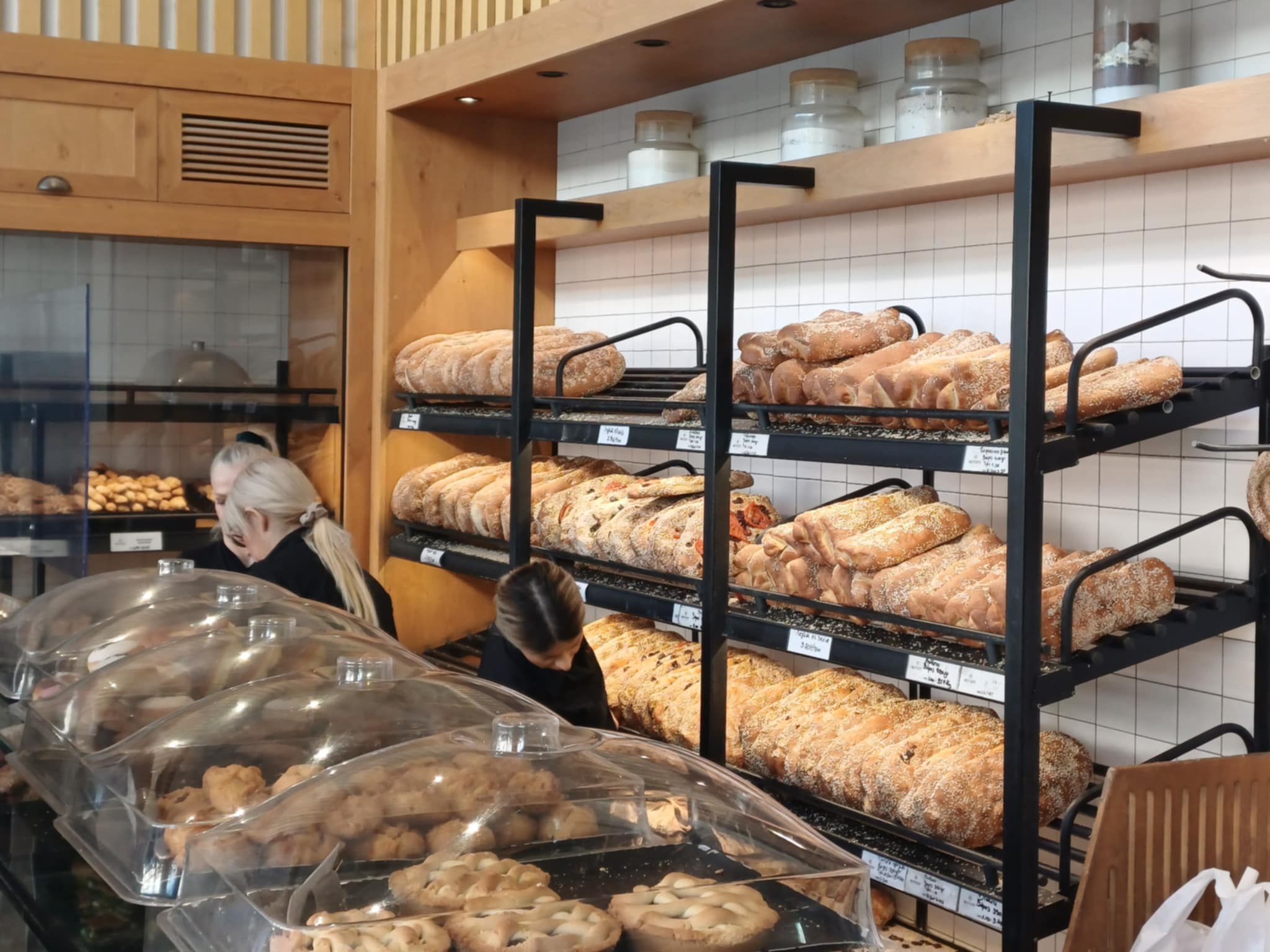 Ουρές οι Λαρισαίοι στα αρτοποιεία για την προμήθεια λαγάνας (ΦΩΤΟ)