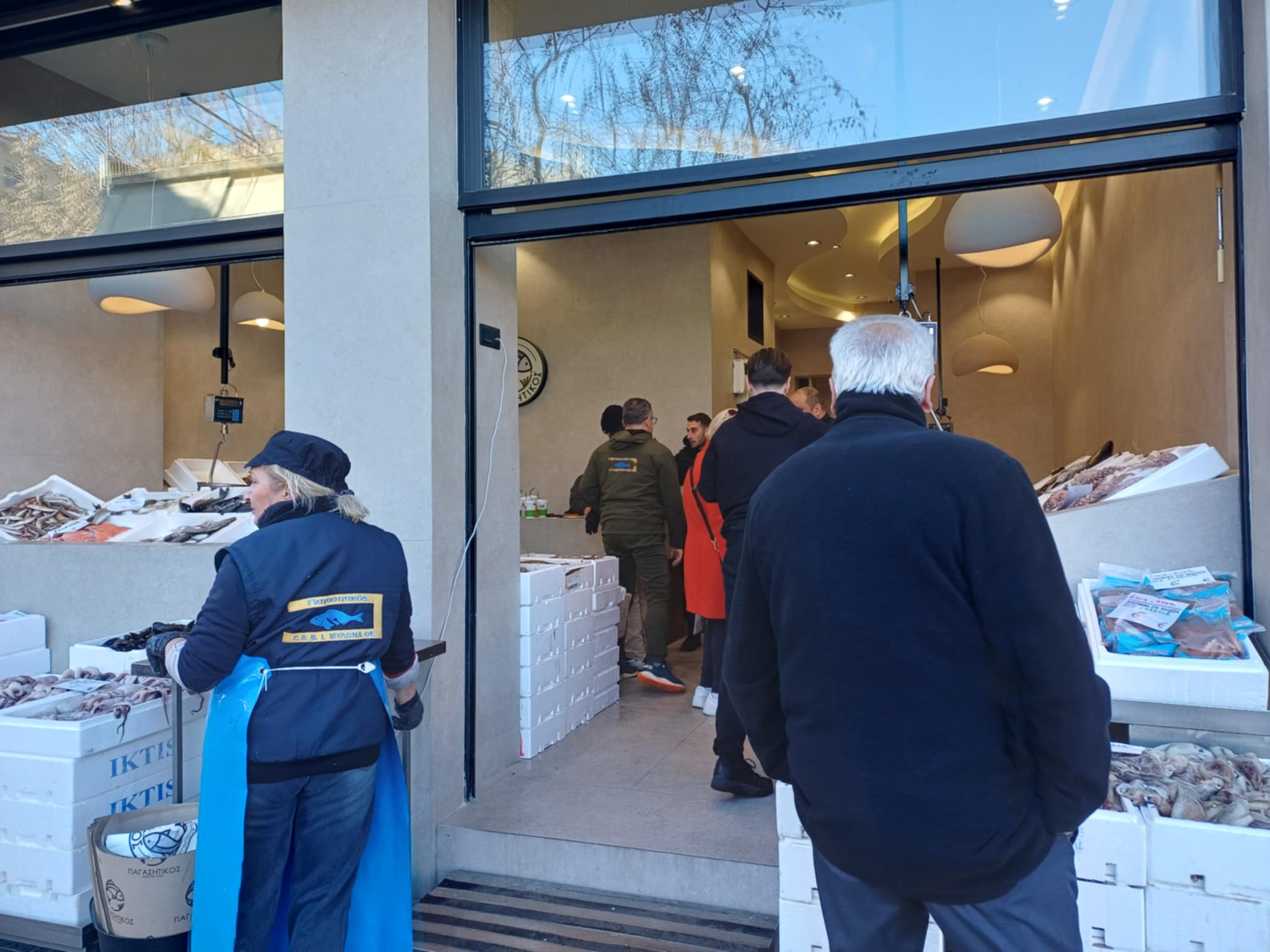 Αλμυρές οι τιμές στα θαλασινά στη Λάρισα, αλλά... ουρές στα ιχθυοπωλεία (ΦΩΤΟ)