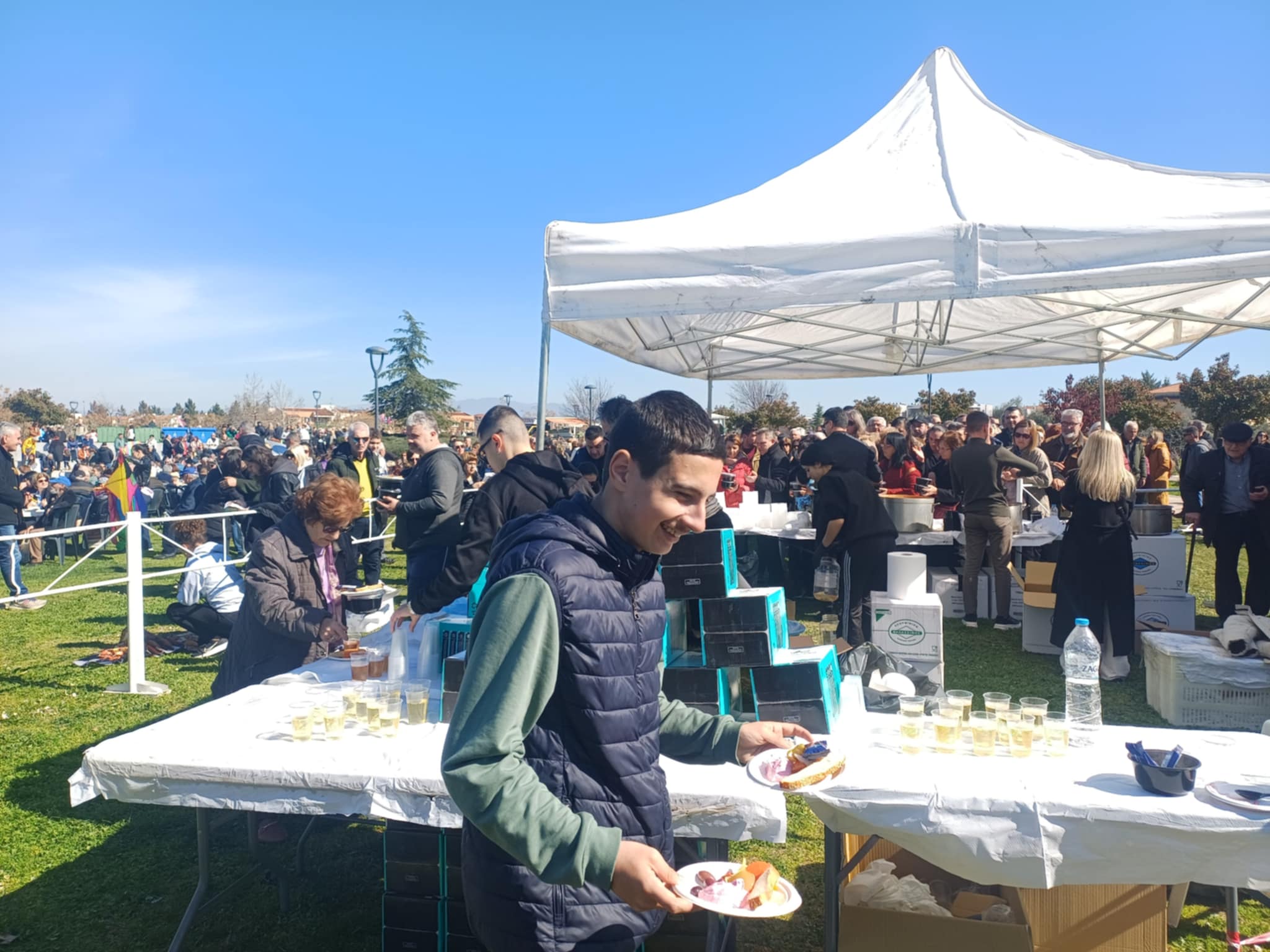 Καθαρά Δευτέρα στη Λάρισα: Γέμισε πολύχρωμους χαρατετούς το Πάρκο των Χρωμάτων (ΦΩΤΟ+video)