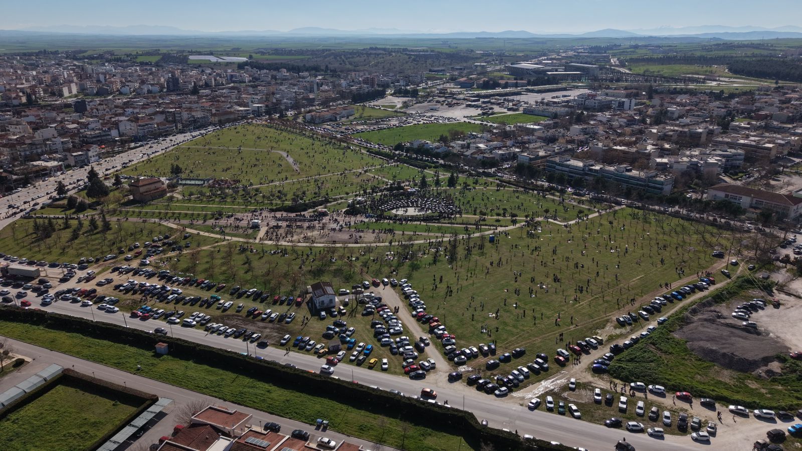 Χιλιάδες Λαρισαίοι στο Πάρκο των Χρωμάτων για τα Κούλουμα (ΦΩΤΟ+video)