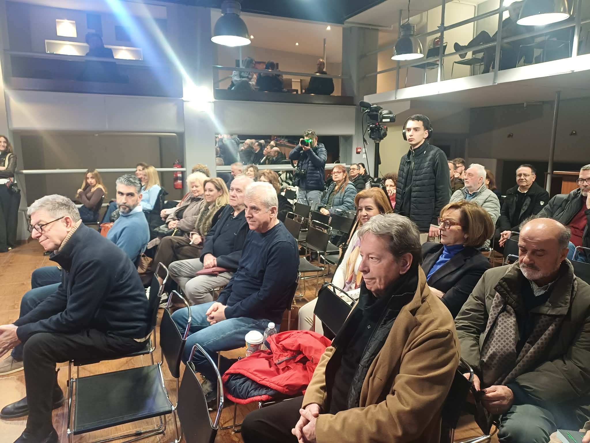 Παρουσιάστηκε στη Λάρισα το βιβλίο των Σταύρου Θεοδωράκη, Άρη Βουρβούλια «14 σκιές και αλήθειες της Ελλάδας» (ΦΩΤΟ)