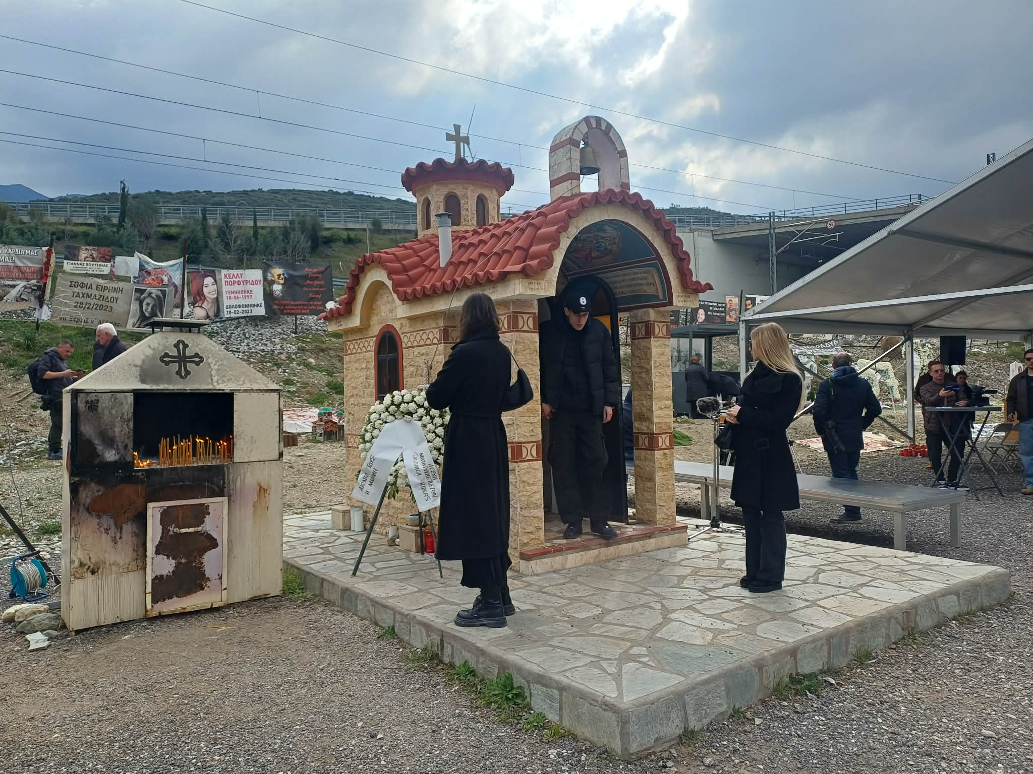 Βουβός πόνος και θλίψη από τους συγγενείς σήμερα με τη συμπλήρωση τριών χρόνων στον τόπο της τραγωδίας των Τεμπών (ΦΩΤΟ+video