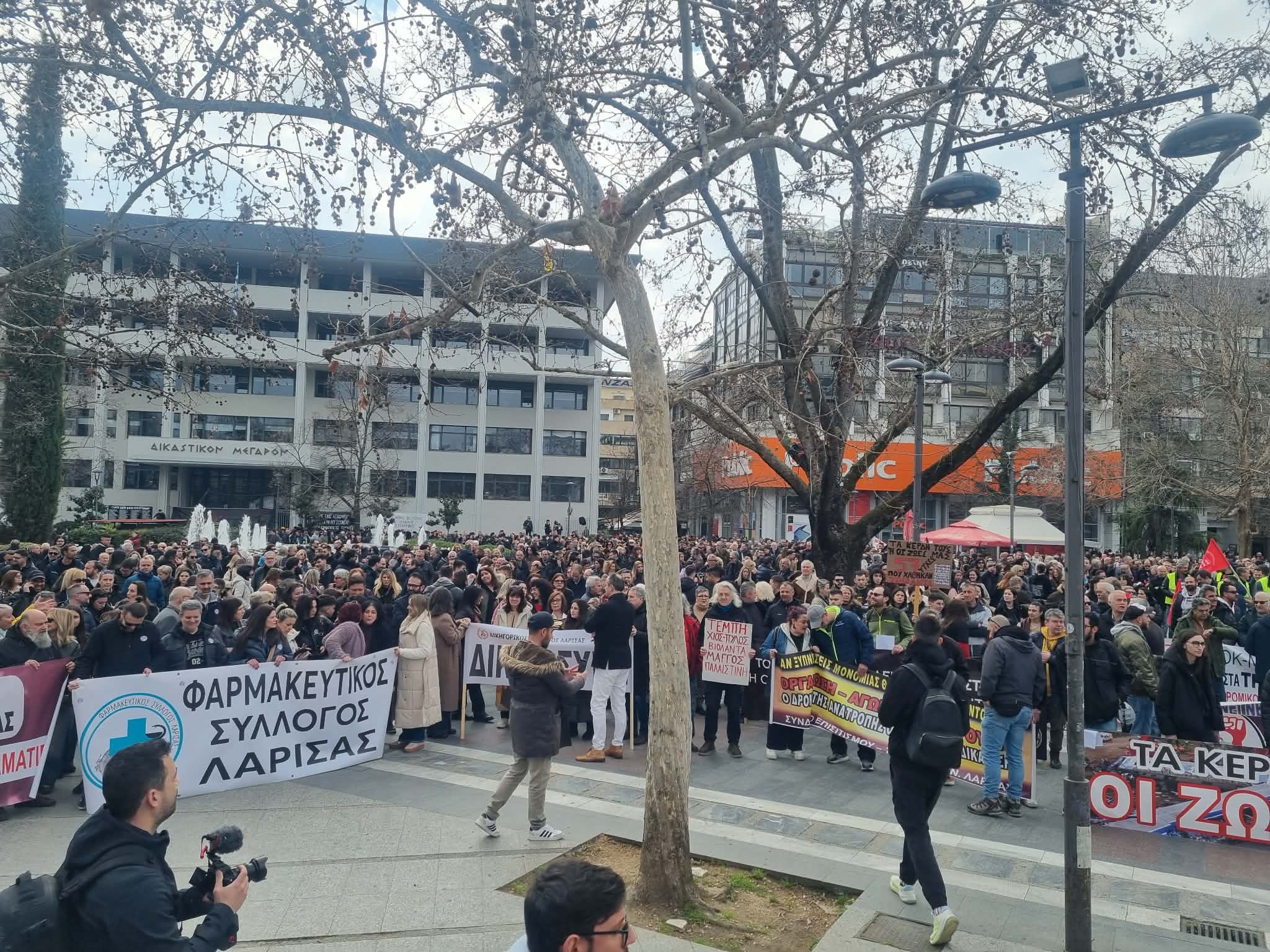 Δυναμικό συλλαλητήριο στη Λάρισα για τα Τέμπη: «Δεν ξεχνάμε, δεν συγχωρούμε»…(ΦΩΤΟ)
