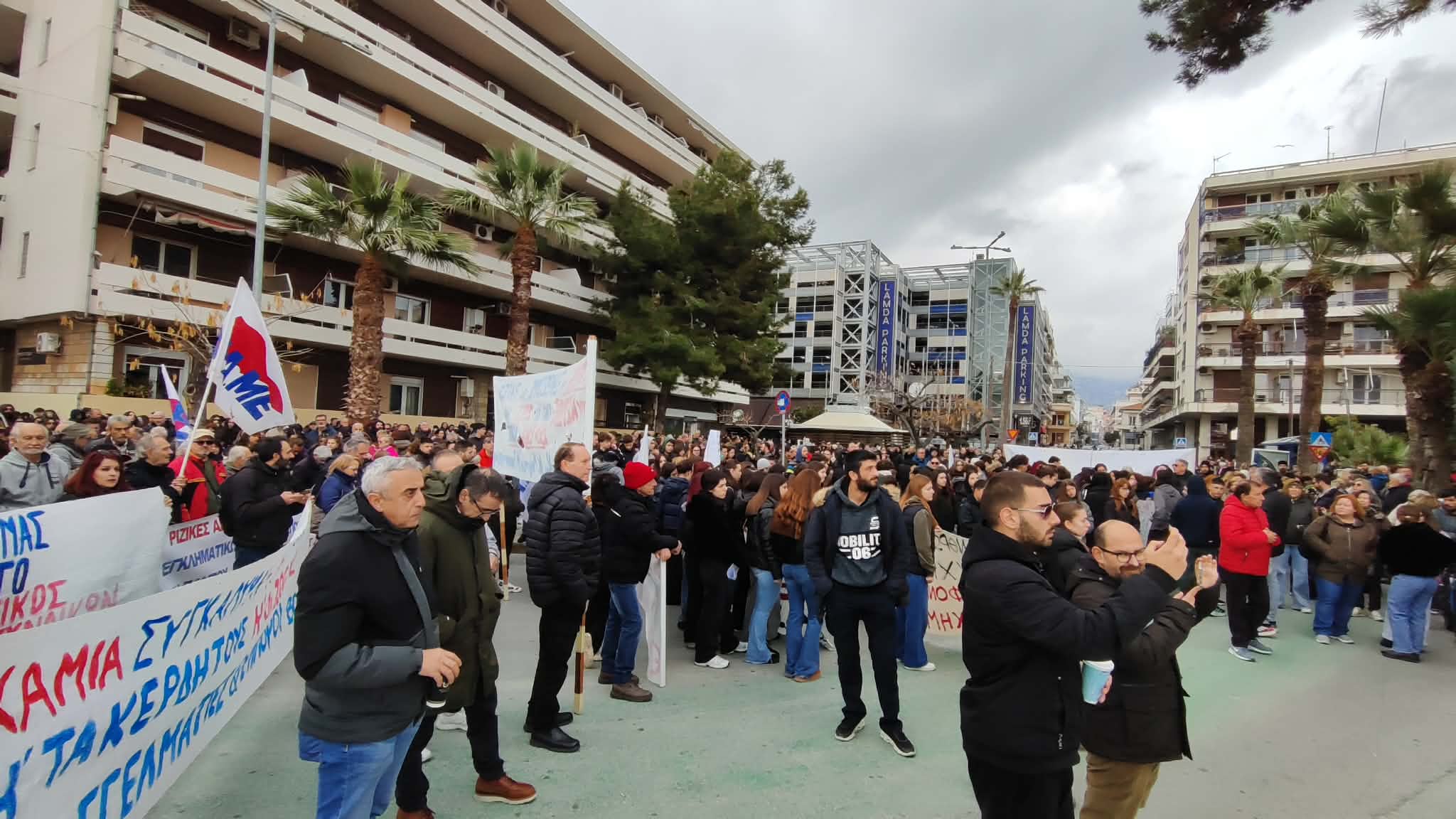 Ο Βόλος ζήτησε διακιοσύνη για τα Τέμπη- ογκώδης συγκέντρωση στην παραλία και πορεία στο κέντρο της πόλης(ΦΩΤΟ)