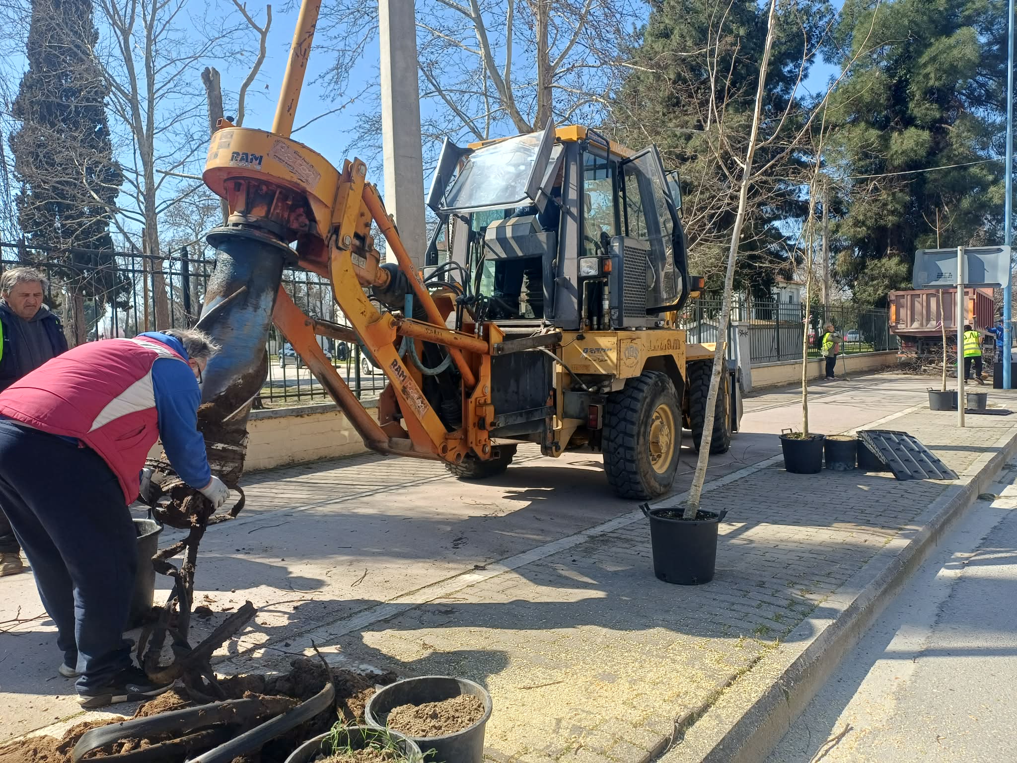 Δενδροφυτεύσεις στην οδό Ιωαννίνων - Πάνω από 1300 δέντρα μέχρι το τέλος της χρονιάς (ΦΩΤΟ-ΒΙΝΤΕΟ)