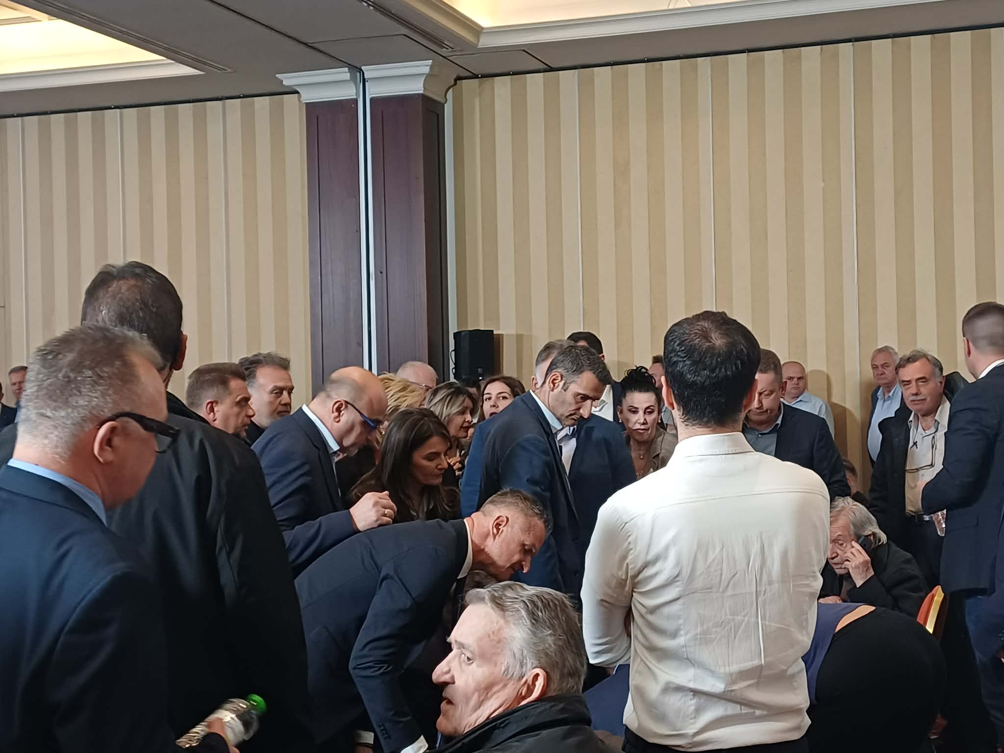 Λιποθυμικό επεισόδιο την ώρα του προσυνεδρίου - έγκαιρη επέμβαση γιατρών (ΦΩΤΟ)