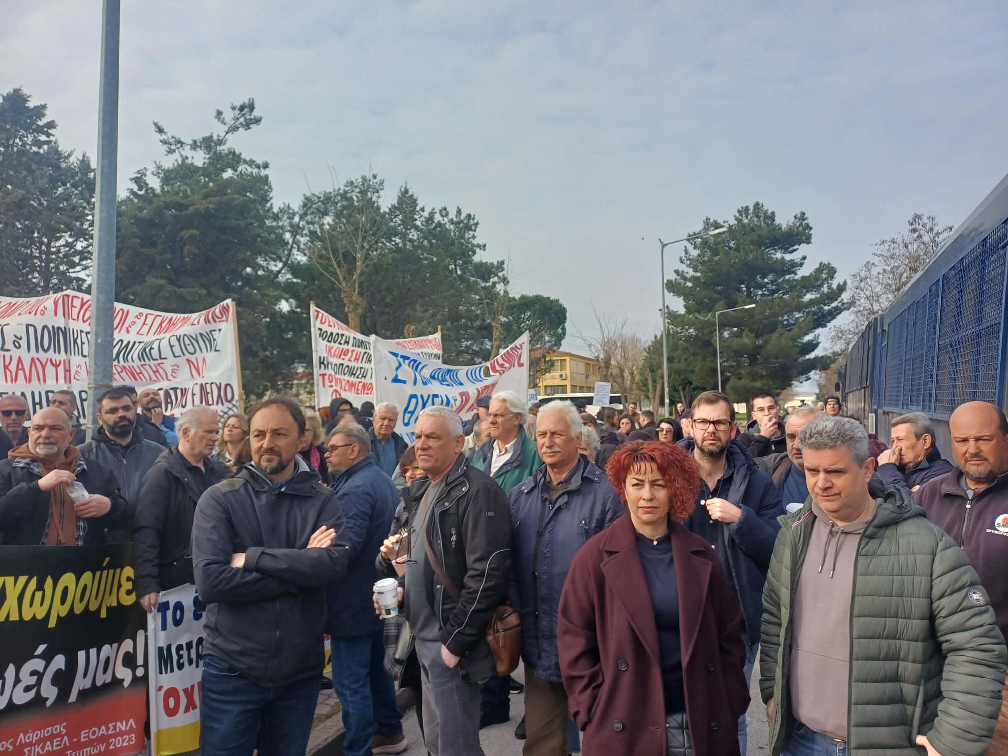 Ξεκίνησε πάλι η ανάγνωση των ονομάτων των 36 κατηγορουμένων στη δίκη για τα Τέμπη