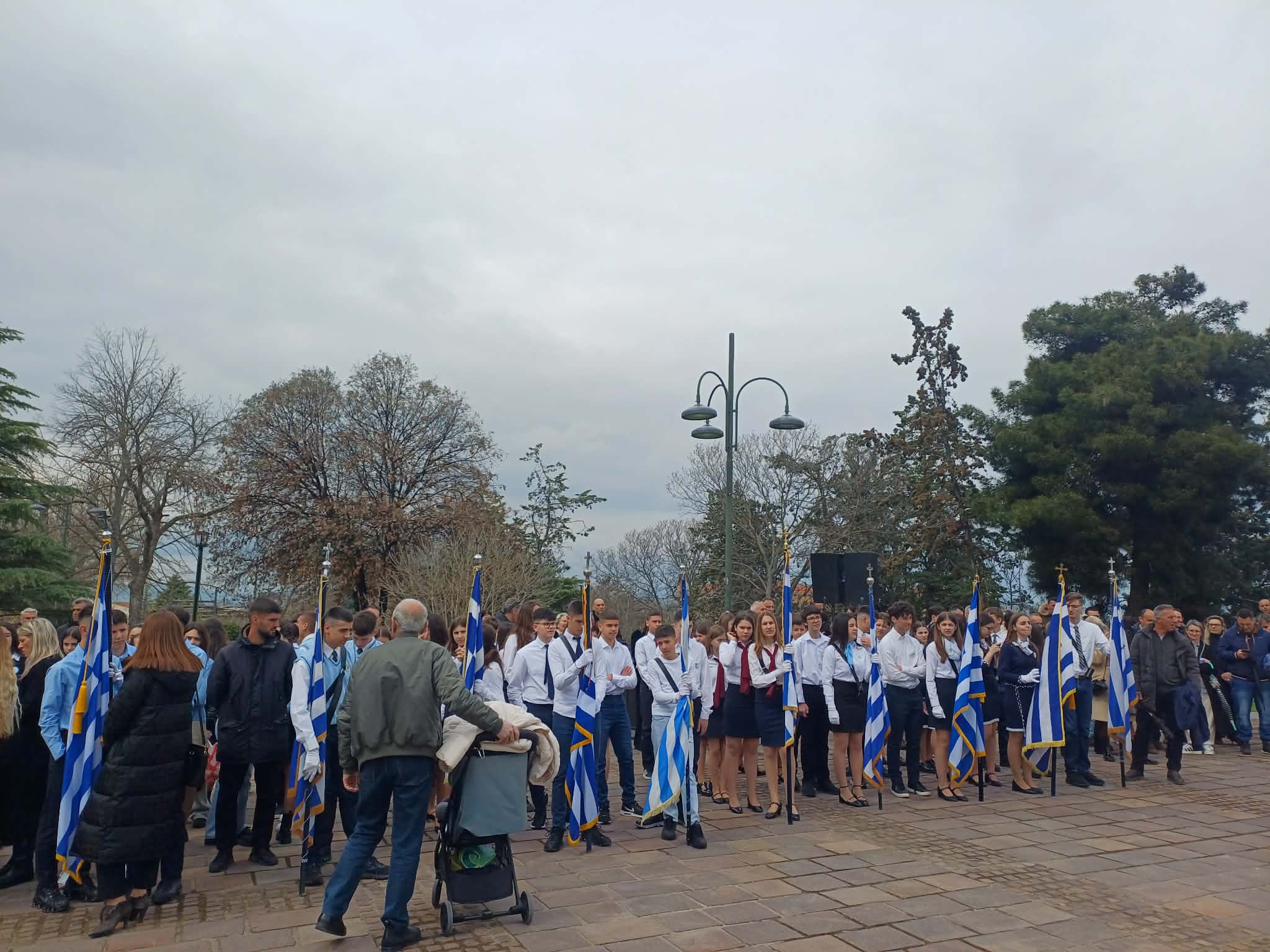 25η Μαρτίου: Κατέθεσαν στεφάνια στο Ηρώο των Πεσόντων οι μαθητές της Λάρισας (ΦΩΤΟ +video))