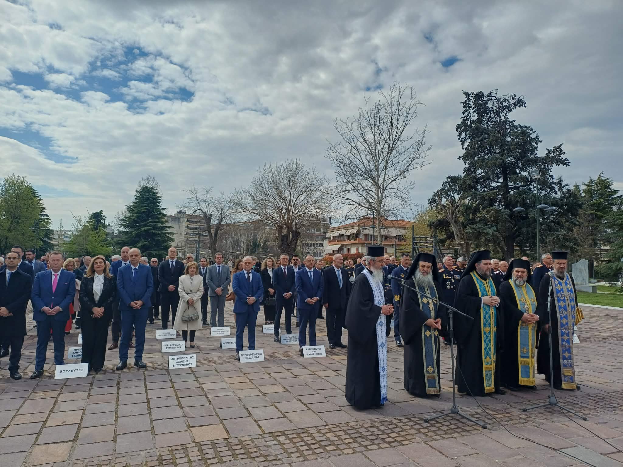 Όλα έτοιμα για την παρέλαση στη Λάρισα- κατάθεση στεφάνων στο λόφο του Φρουρίου (ΦΩΤΟ+video)