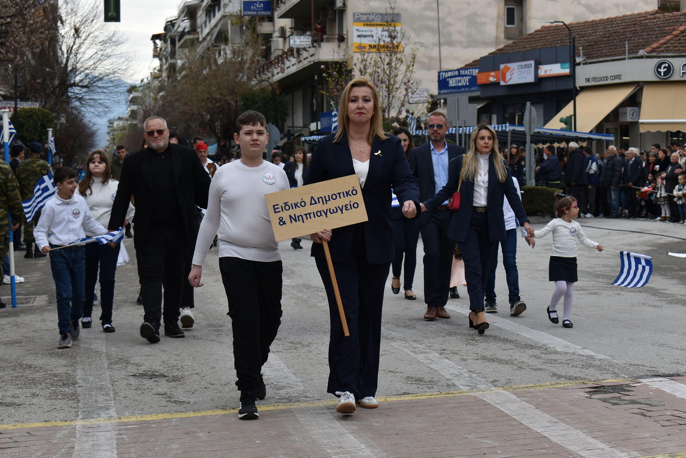Μεγαλειώδης παρέλαση στην Καρδίτσα (ΦΩΤΟ - ΒΙΝΤΕΟ)