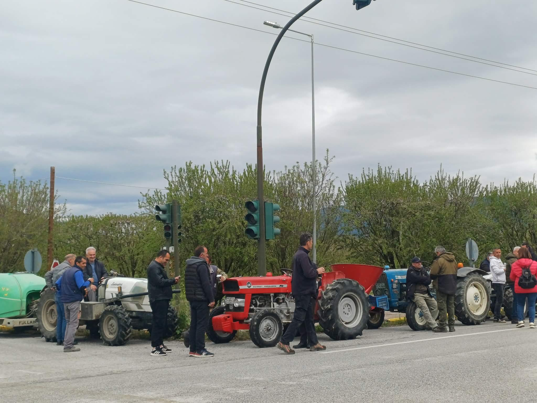Μπλόκο διαμαρτυρίας από αγρότες δήμου Τεμπών και Τυρνάβου για τις αποζημιώσεις στα φερτά από Ντάνιελ (ΦΩΤΟ)