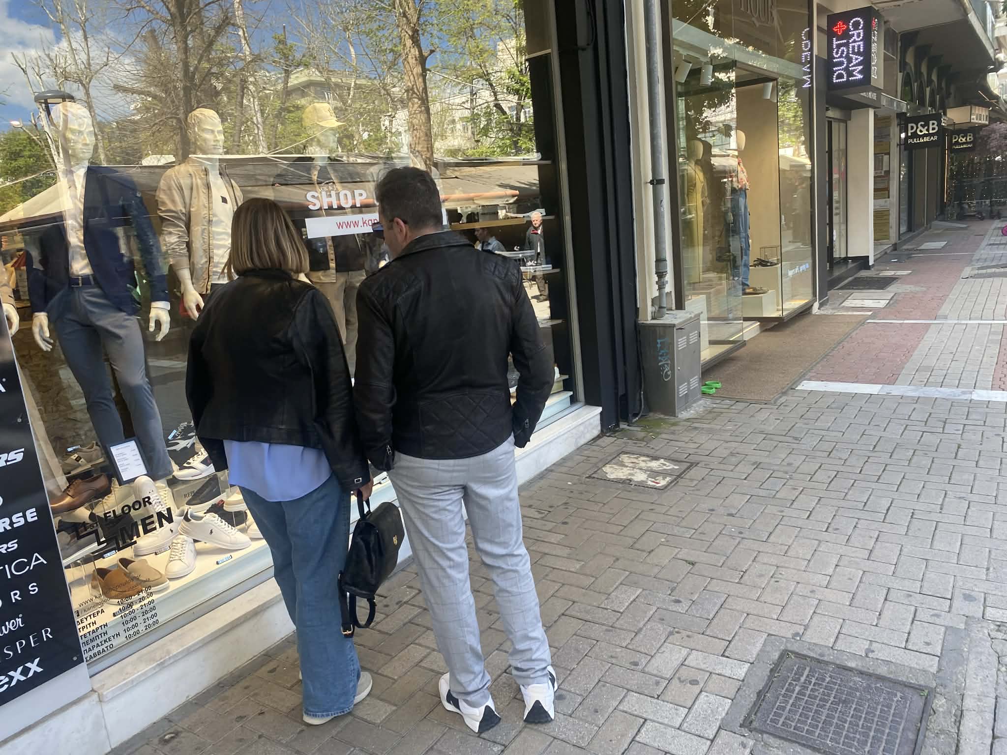 Ζωντάνεψε σήμερα Κυριακή των Βαΐων η αγορά στη Λάρισα με ανοιχτά τα μαγαζιά (ΦΩΤΟ)