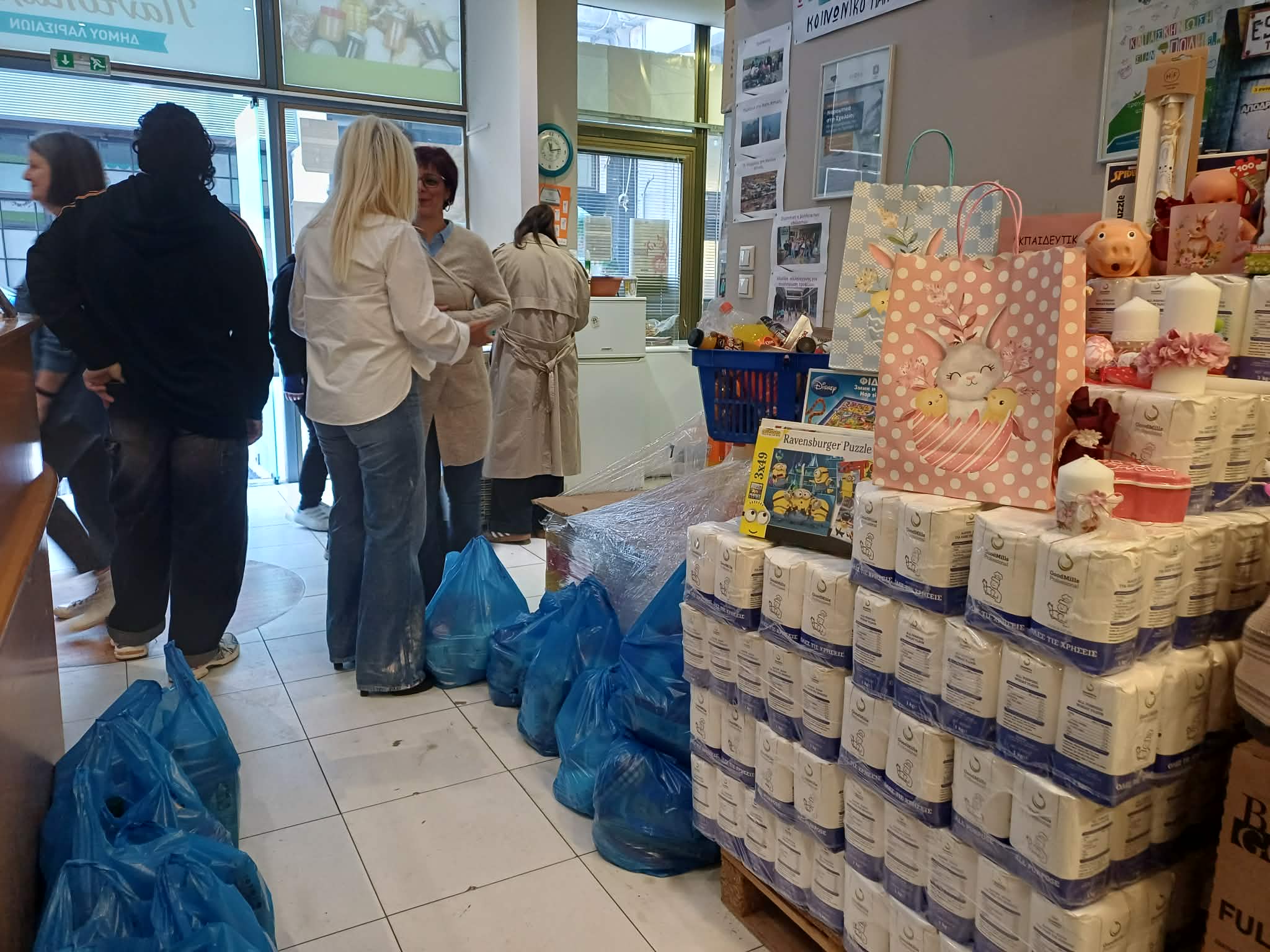 Πασχαλινά δέματα αγάπης από το Κοινωνικό Παντοπωλείο του Δήμου Λαρισαίων (ΦΩΤΟ)