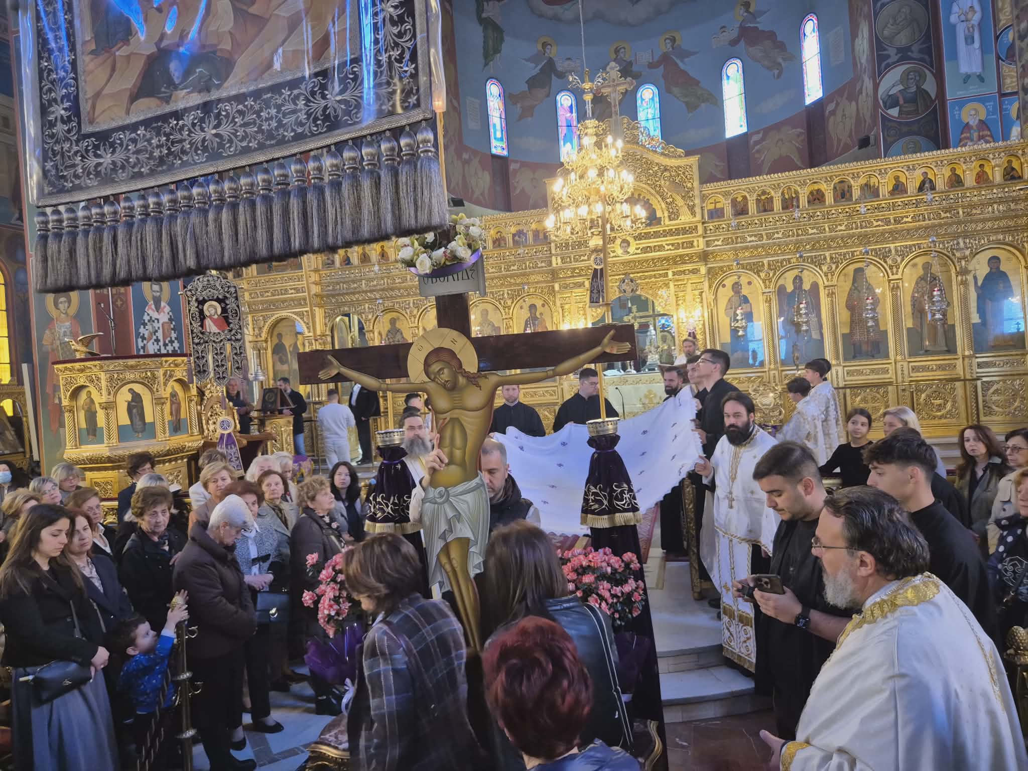 Πλήθος Λαρισαίων στον Άγιο Νικόλαο για την κορύφωση του θείου δράματος με τον εσπερινό της αποκαθήλωσης (ΦΩΤΟ+video)